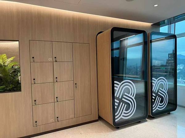 Cabine téléphonique pour bureau ouvert : quel niveau de bruit peut-elle bloquer ?