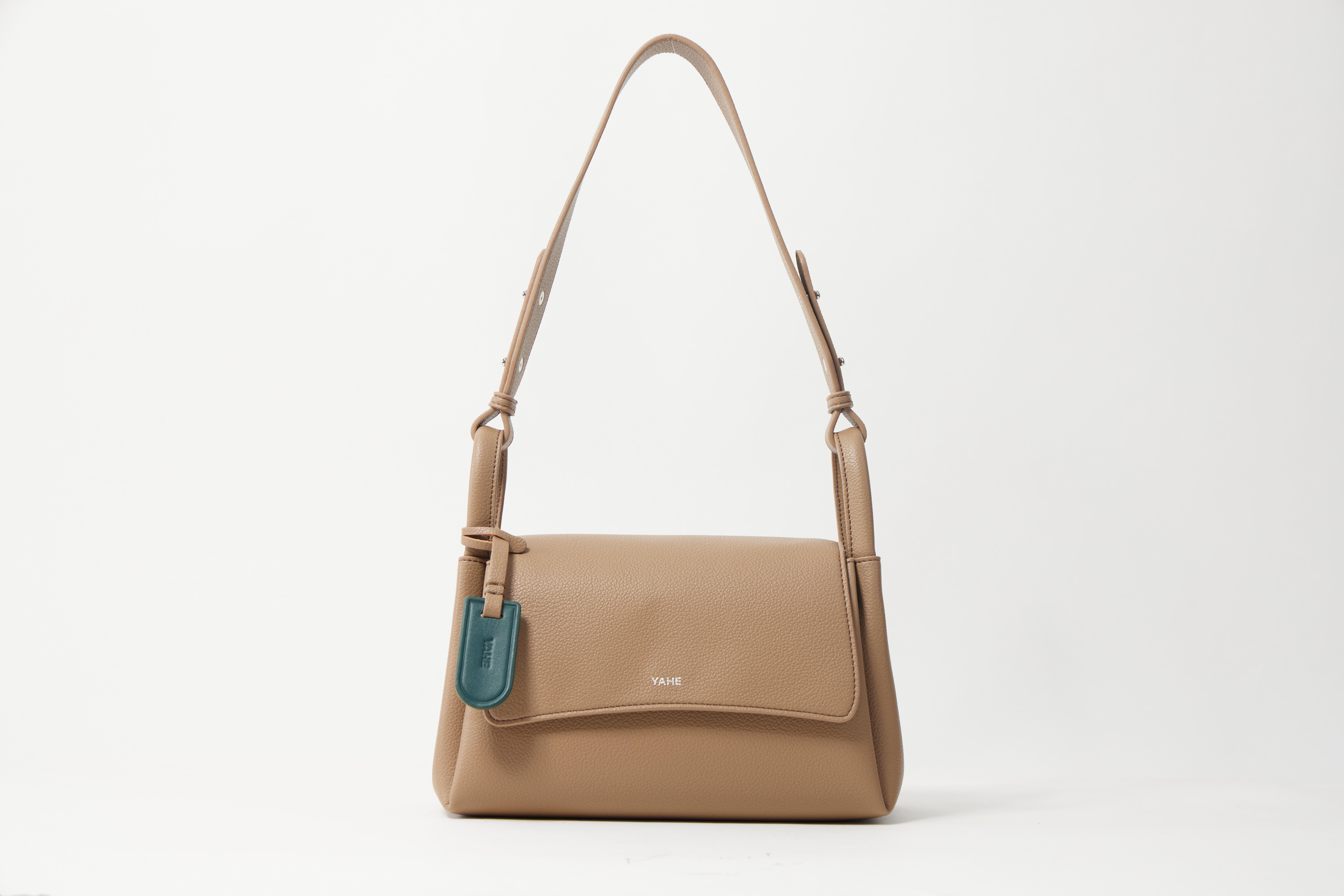 Litchi pattern / Flip-top messenger bag