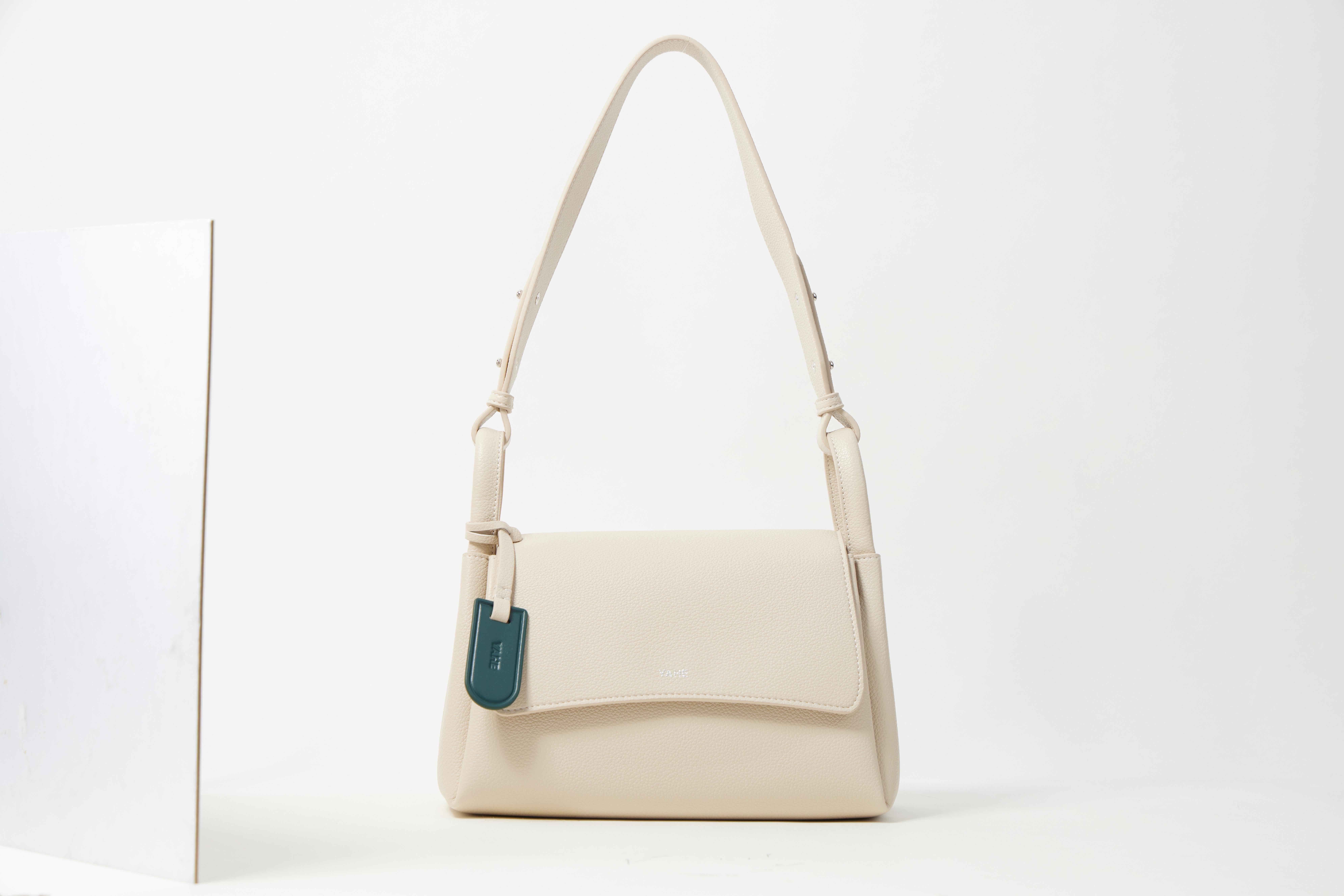 Litchi pattern / Flip-top messenger bag