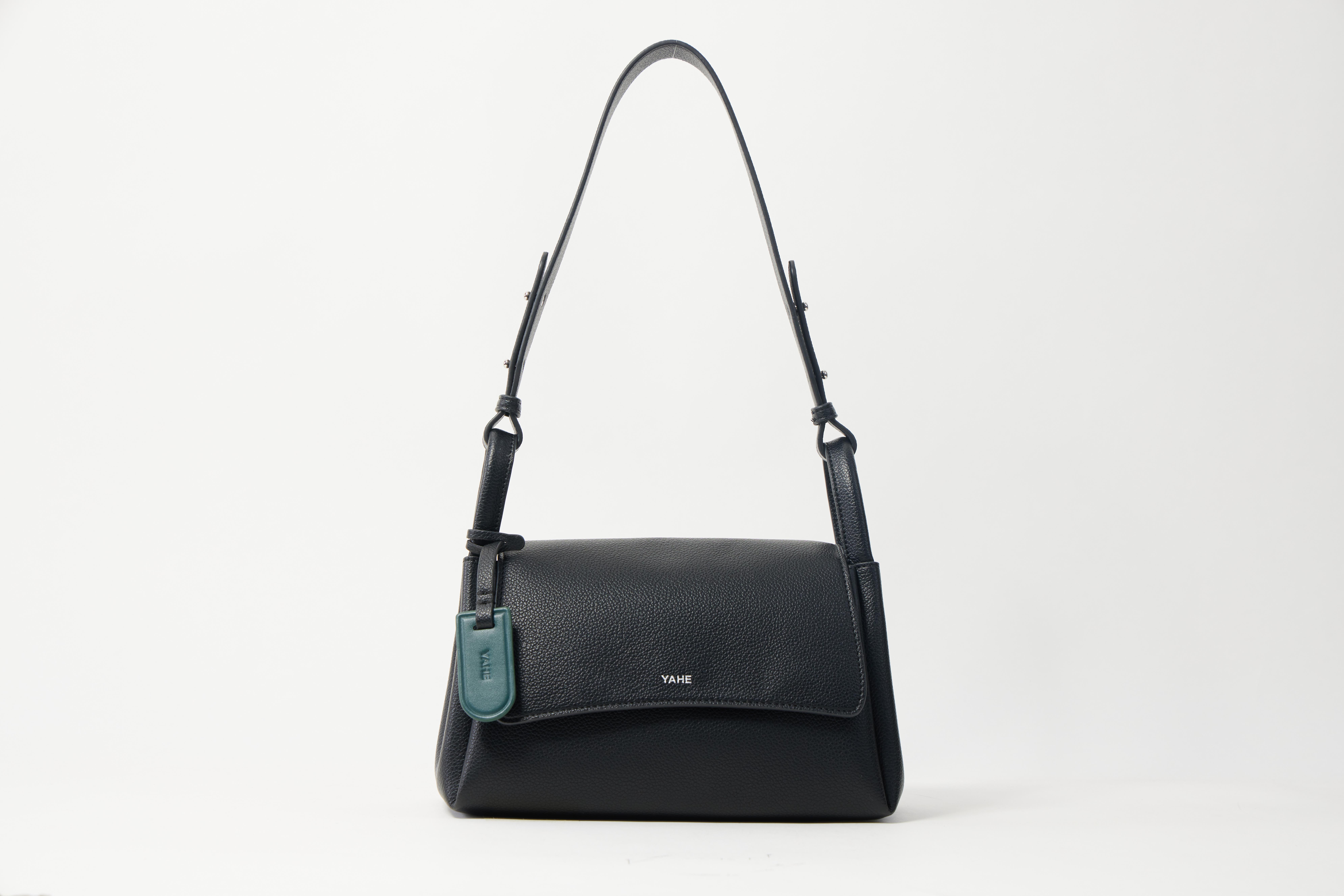 Litchi pattern / Flip-top messenger bag