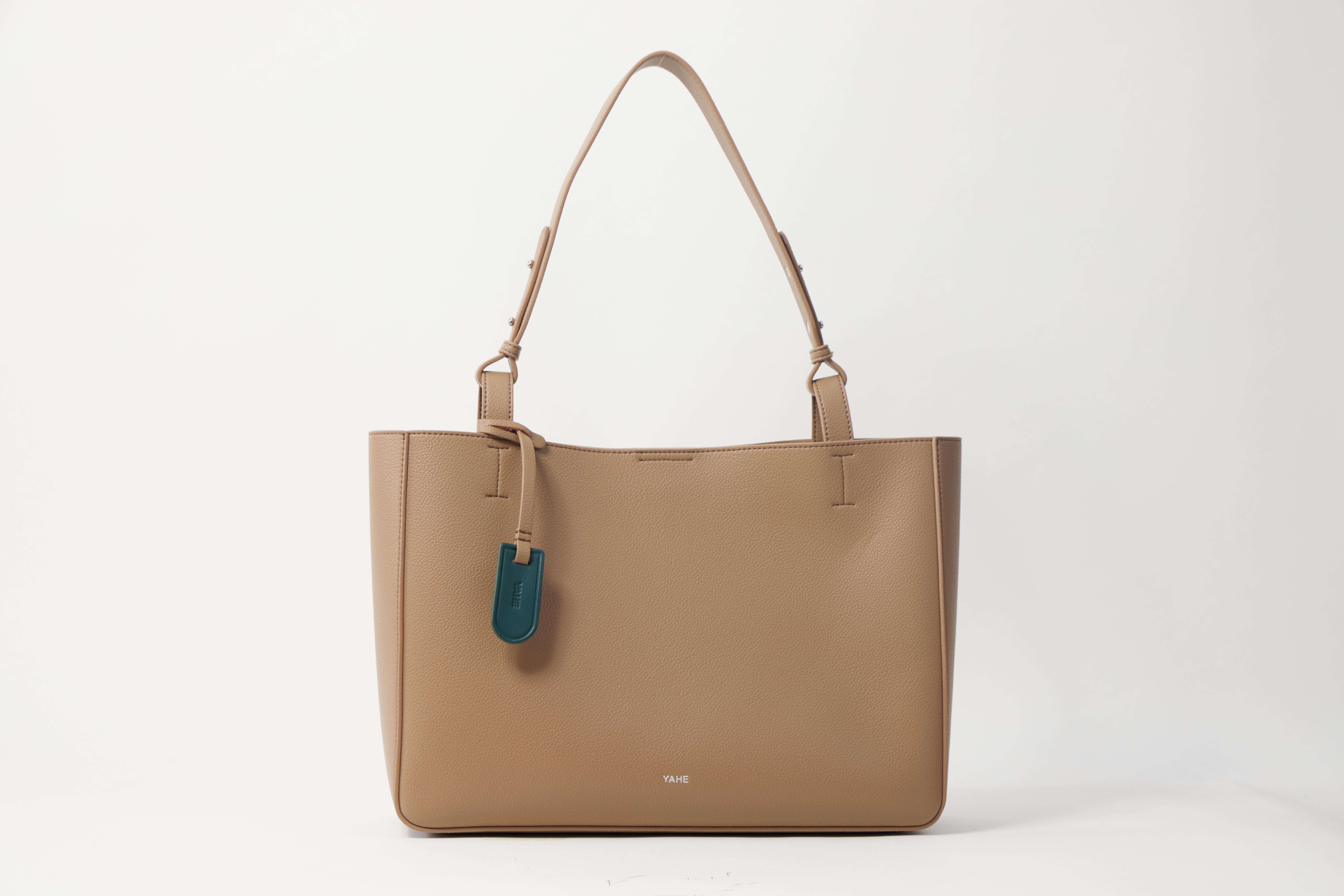Litchi pattern / Large capacity tote bag