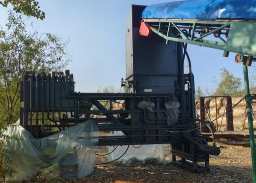 Three-cylinder hydraulic packing machine
