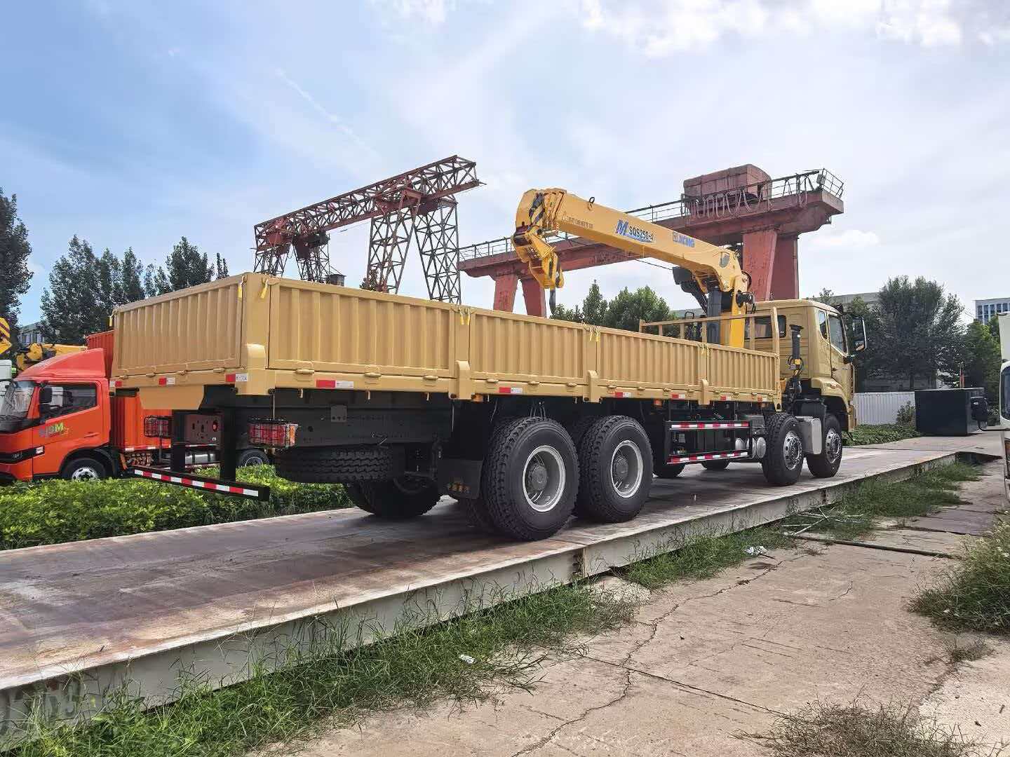 HOWO NX 8×4 Crane truck