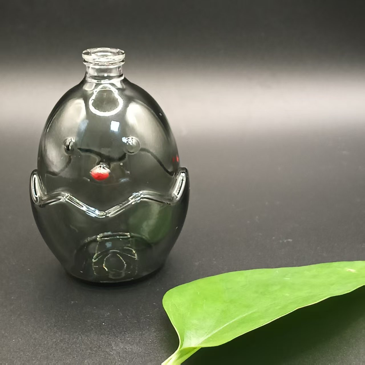 P-31，Chick shaped glass bottle