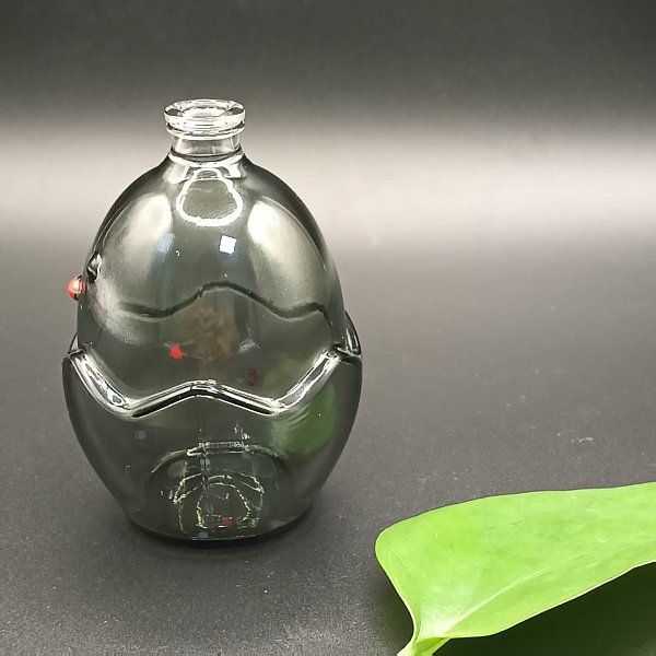 P-31，Chick shaped glass bottle