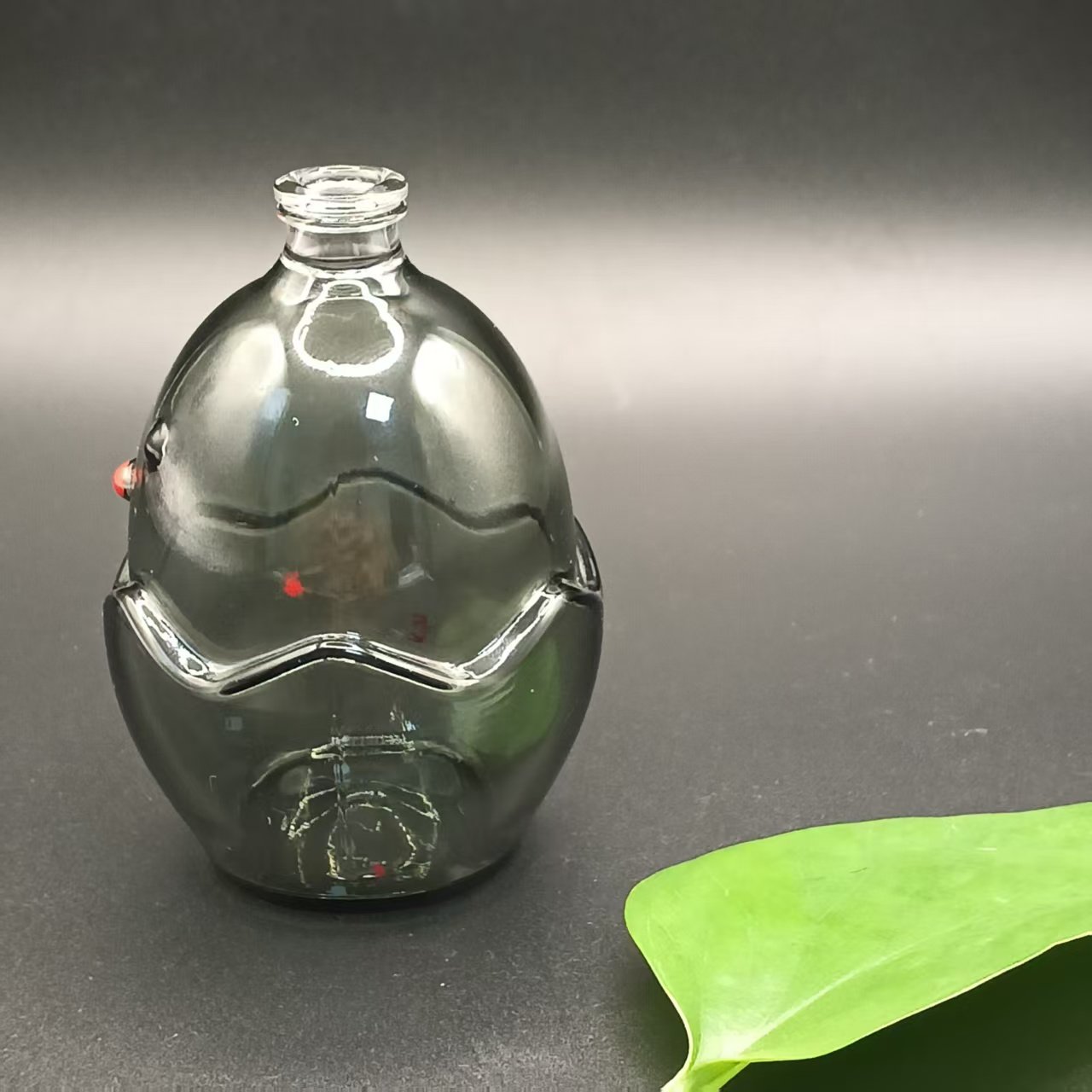 P-31，Chick shaped glass bottle