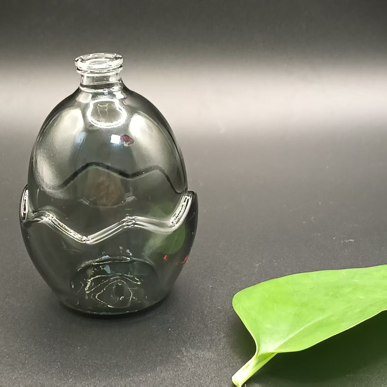 P-31，Chick shaped glass bottle