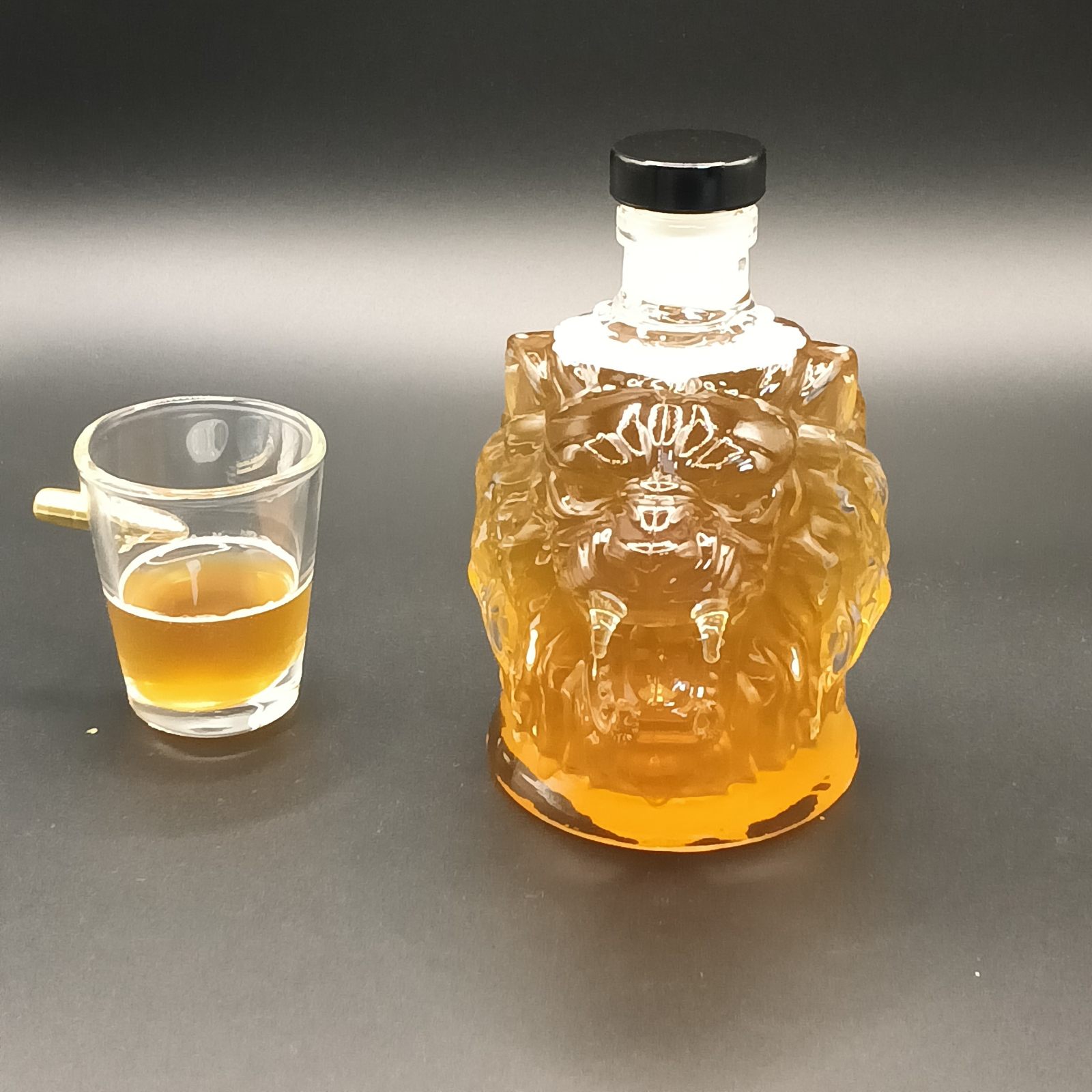 P-22，Lion shaped glass bottle