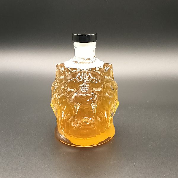 P-22，Lion shaped glass bottle