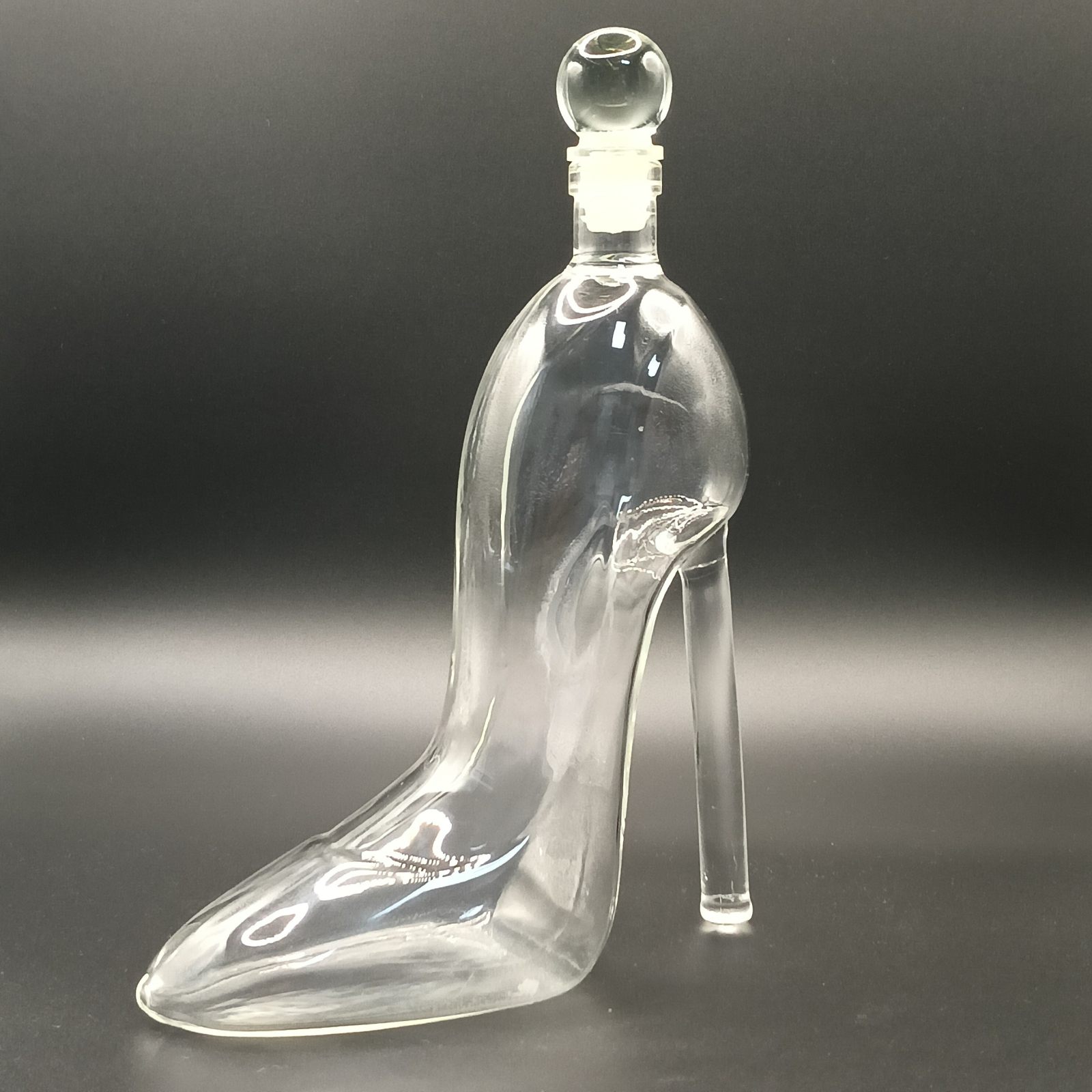P-19，High Heel shaped glass bottle