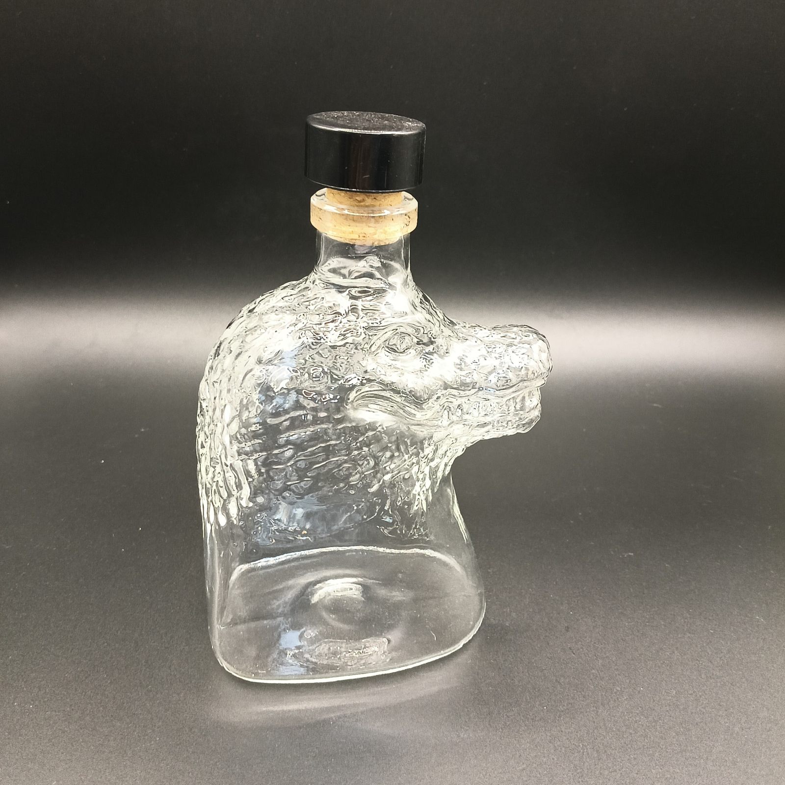 P-16，Crocodile shaped glass bottle