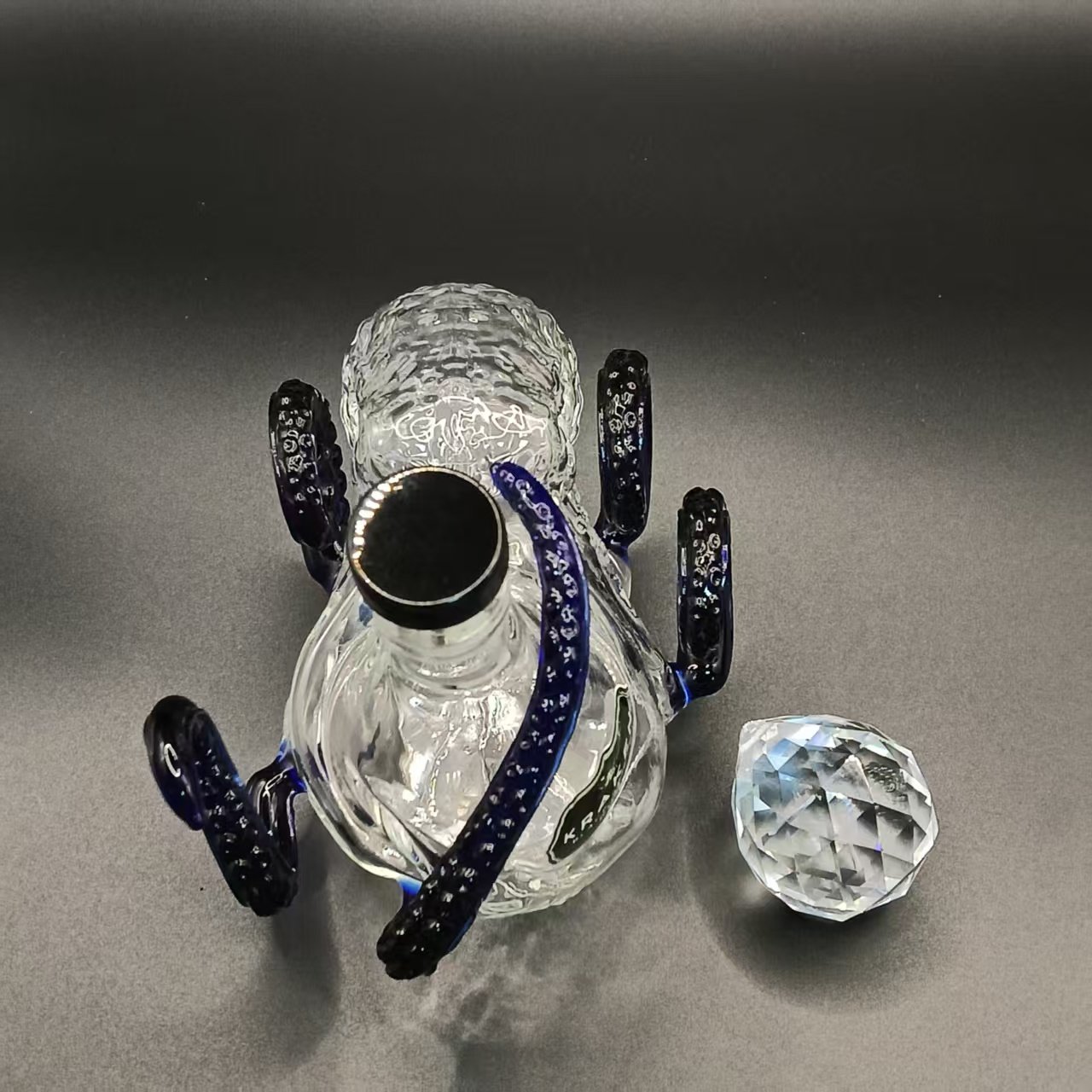 p-1，Octopus shape glass bottle
