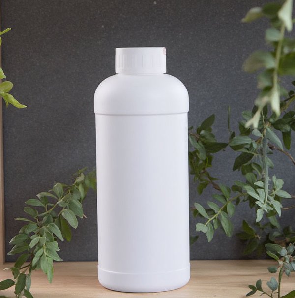 Liquid dispensing bottle