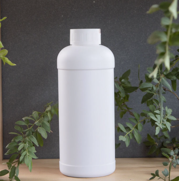 Liquid dispensing bottle
