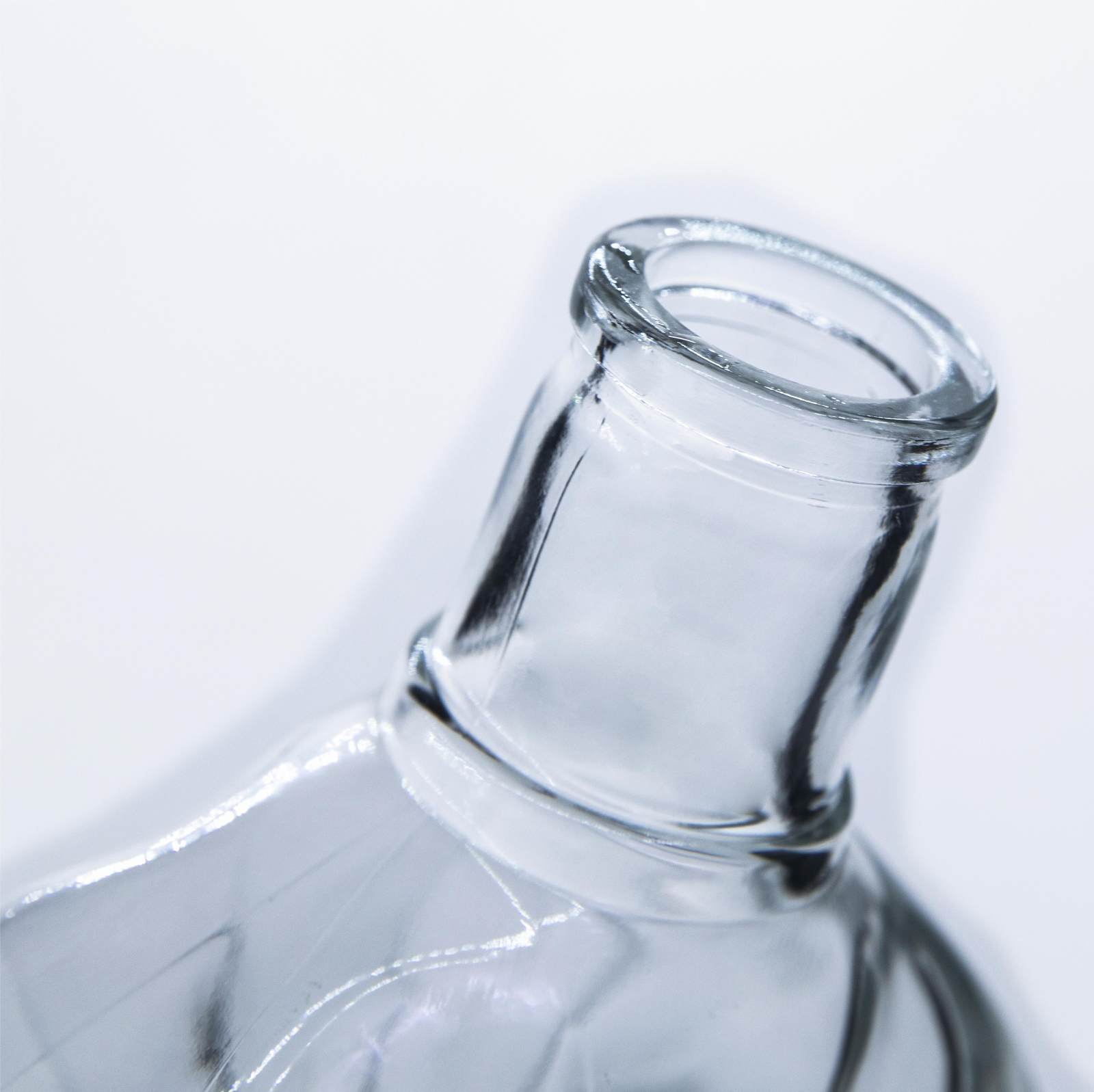 A2 700ml relief-shaped fan-shaped transparent glass wine bottle