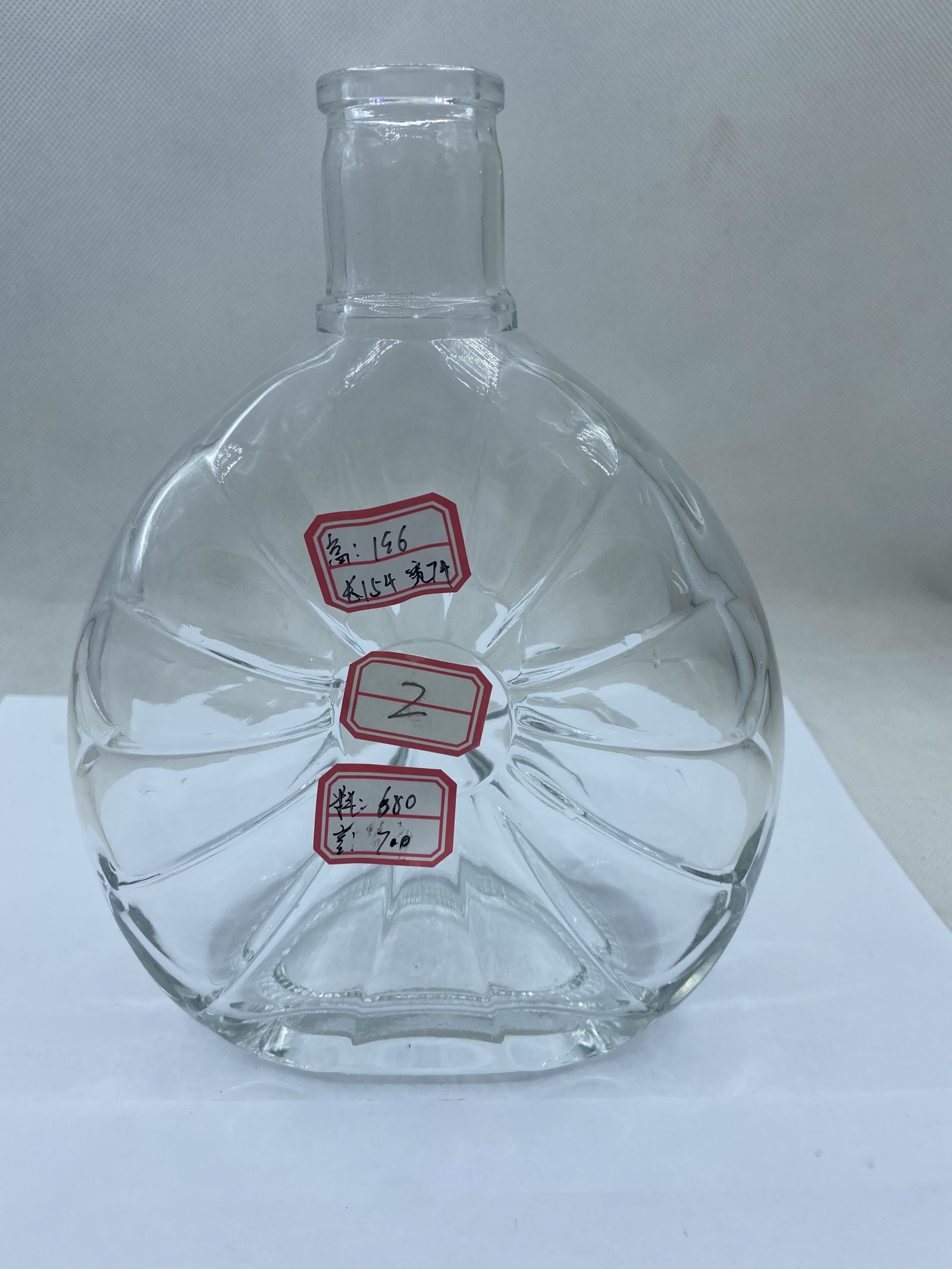 A2 700ml relief-shaped fan-shaped transparent glass wine bottle