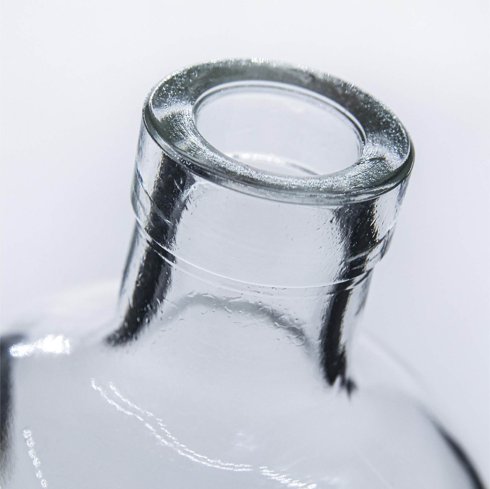 A32 Smooth cylindrical vodka bottle