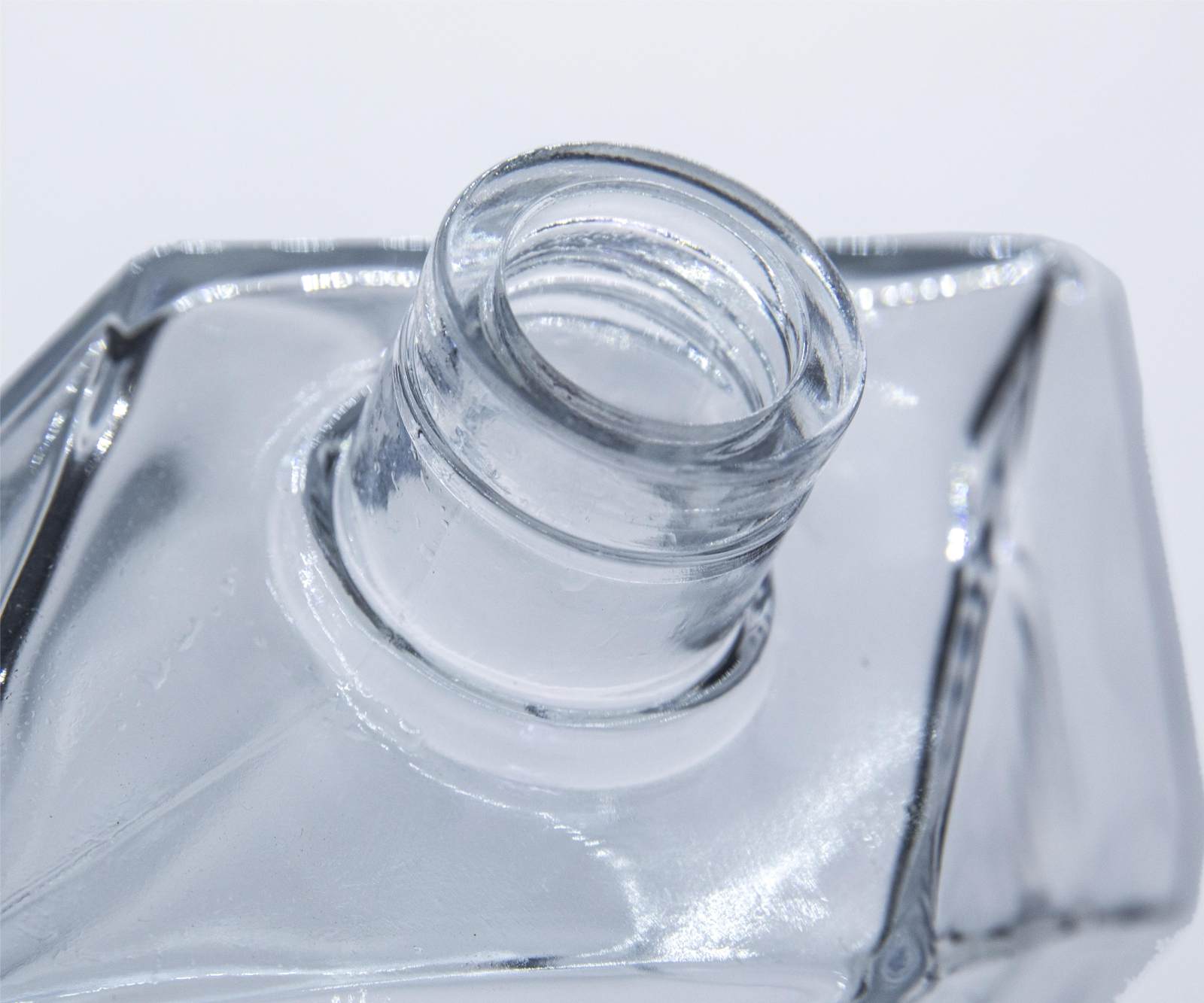 A39 Diamond Cut spirit glass bottle