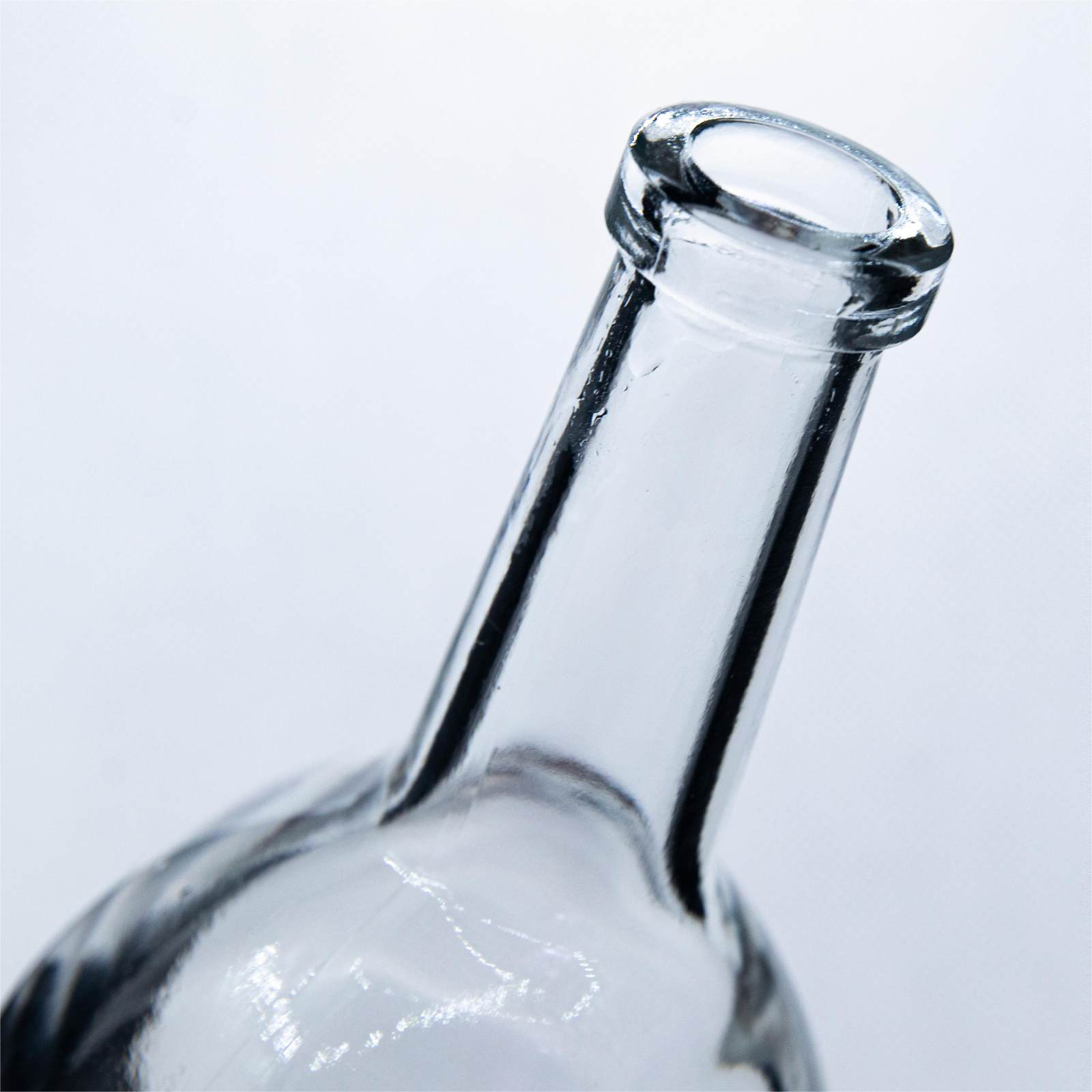 A47 Long Neck Round Liquor Bottle