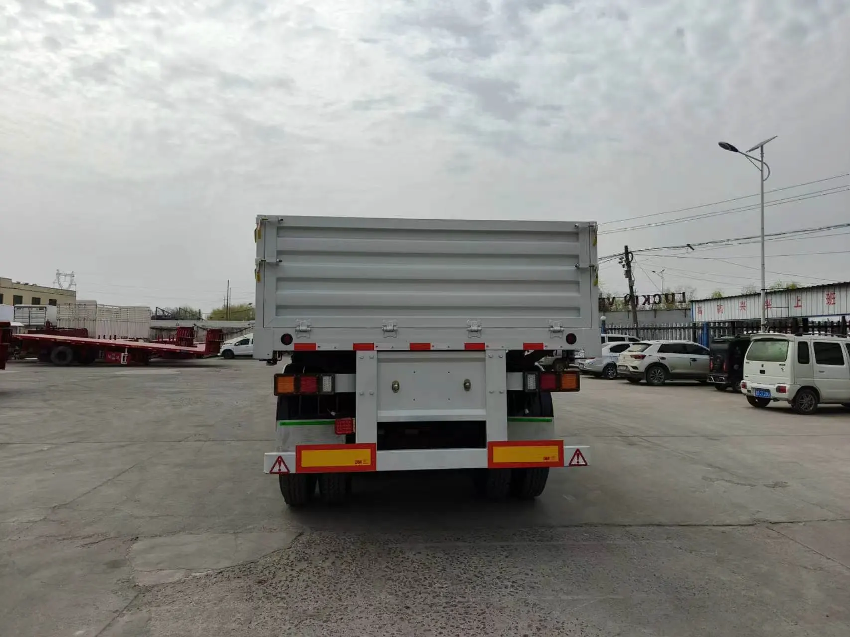 Semi-remorque à ridelles à 3 essieux