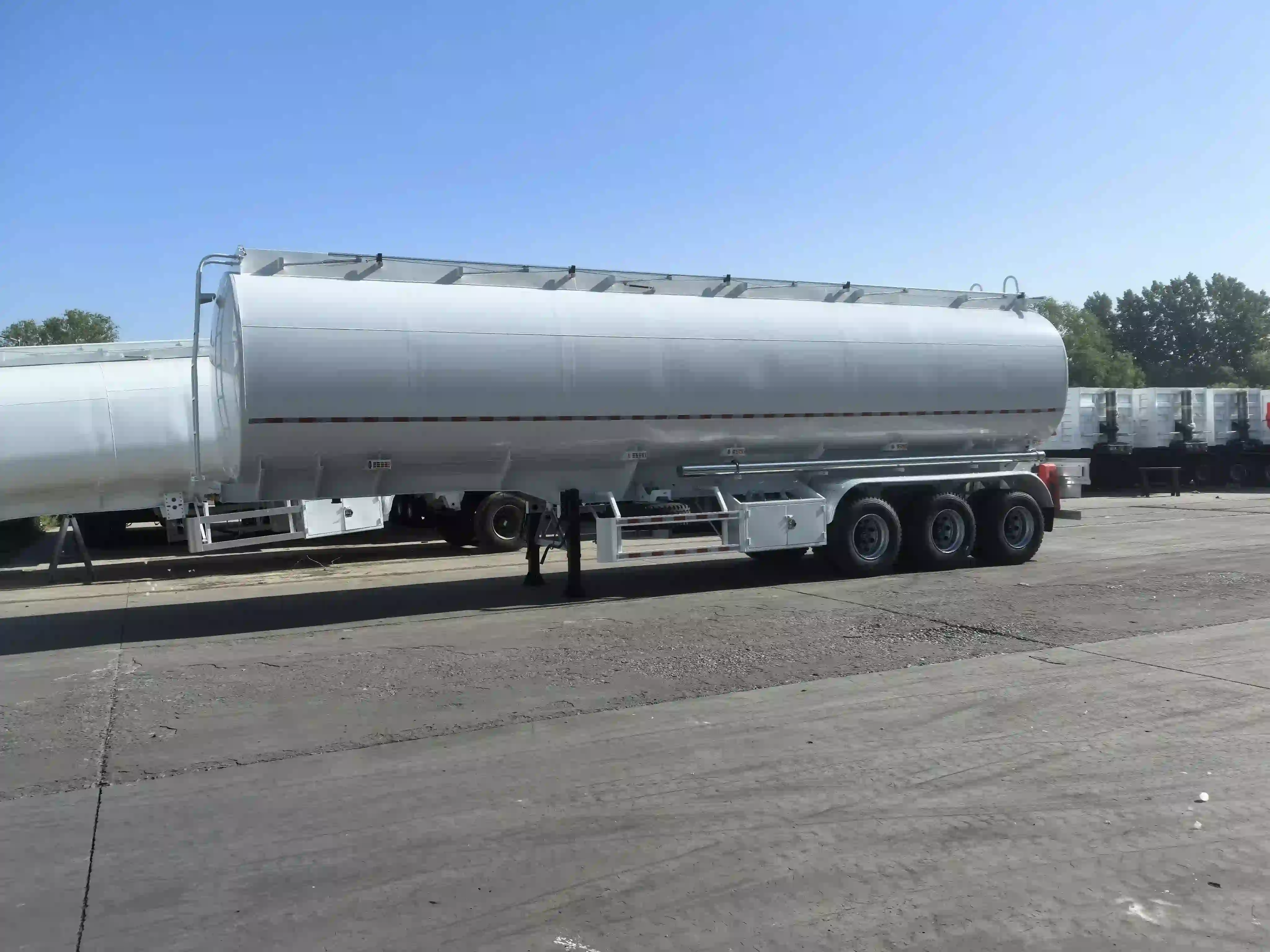 Remorque-citerne intégrée à carburant à poutre droite de 45 000 L à 3 essieux