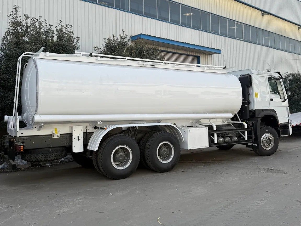 Quais normas de segurança um reboque-tanque deve atender para o transporte de líquidos perigosos?