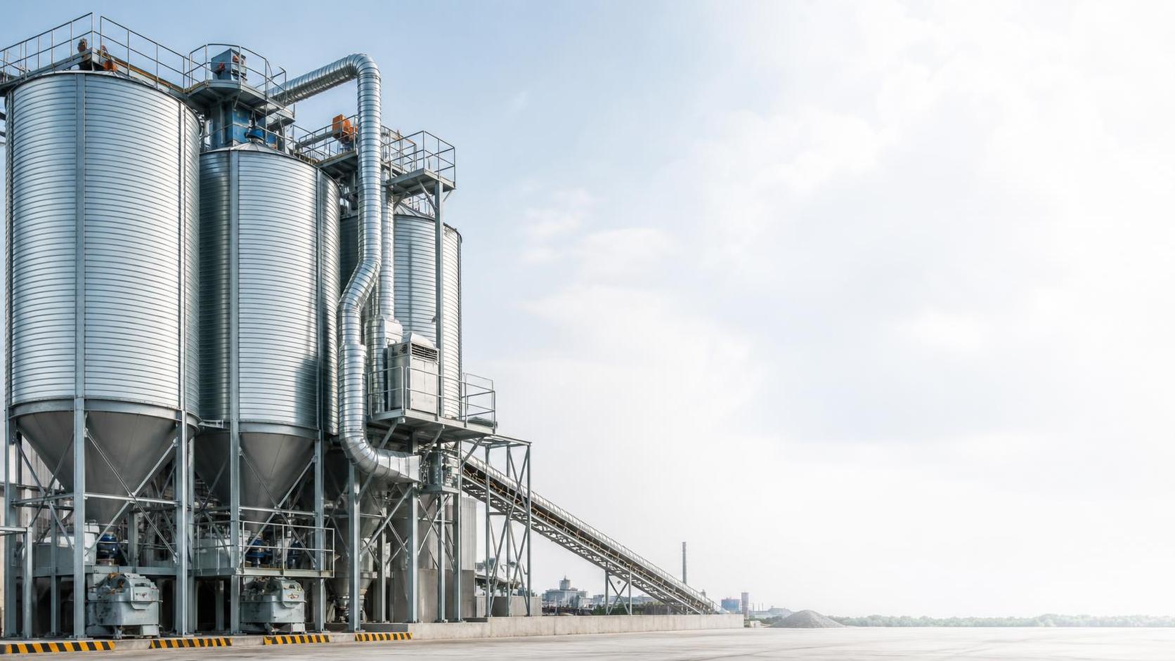What Are Dry Bulk Storage Tanks Used for in Industrial Material Handling?