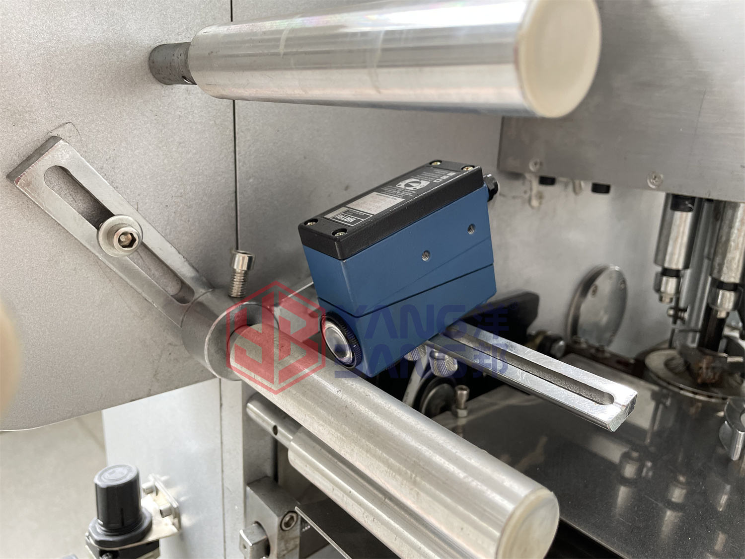 YangBang Automatic Spherical Lollipop Packing Machine Twist Lollipop Hard Candy Wrapping Machine Price