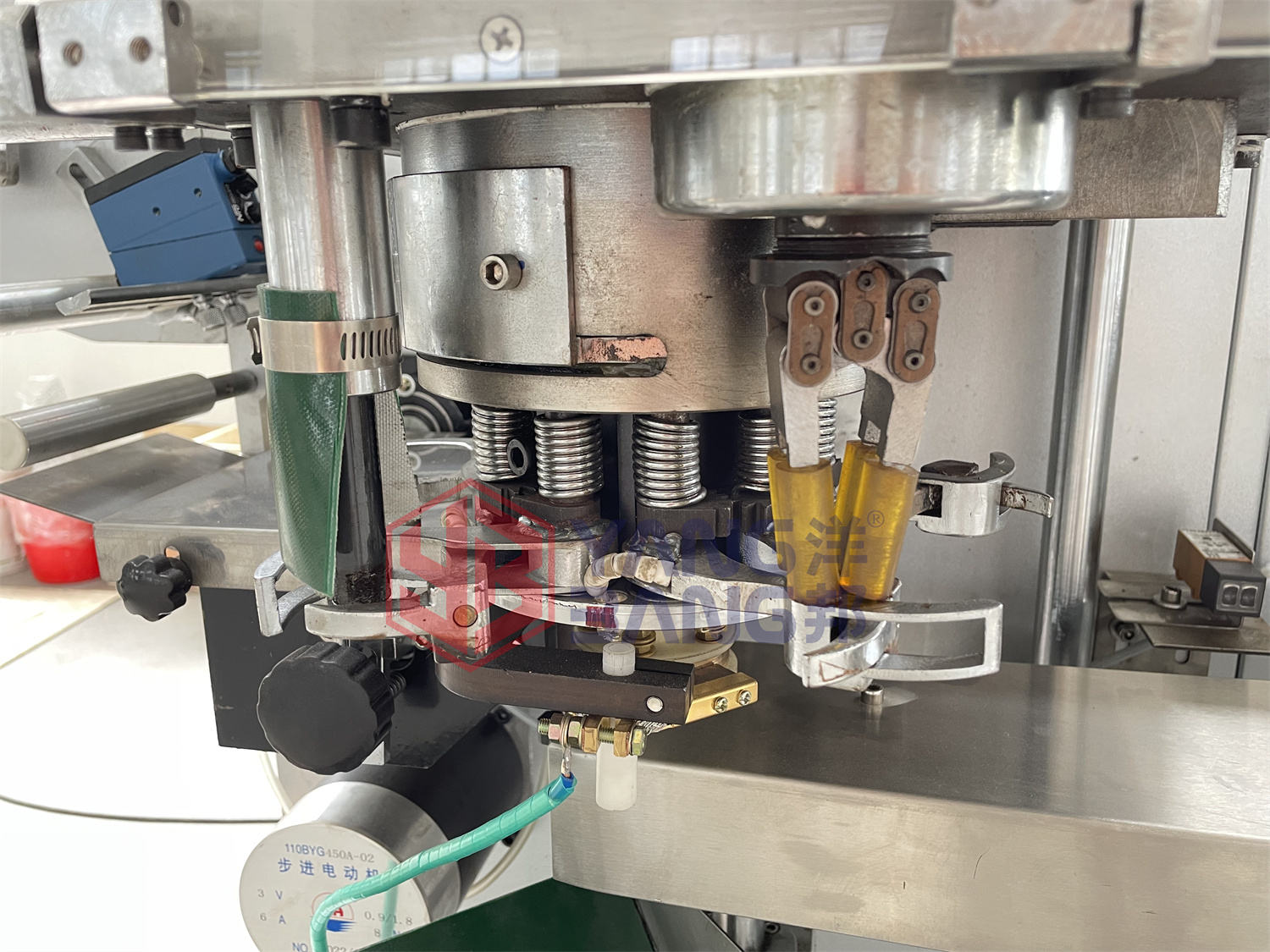 YangBang Automatic Spherical Lollipop Packing Machine Twist Lollipop Hard Candy Wrapping Machine Price