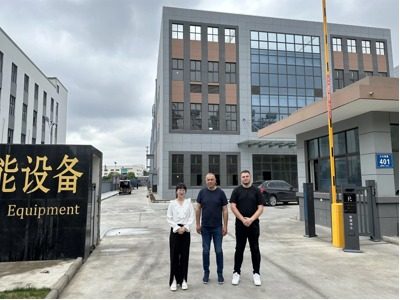 Customers taking a group photo at the entrance of Yangbang Machinery Factory