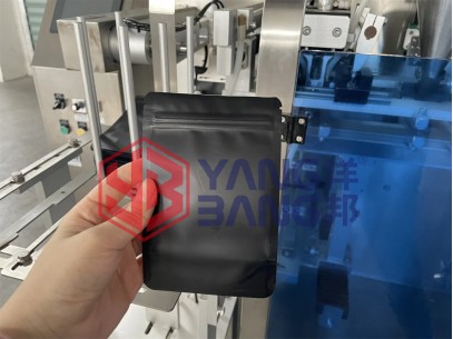 A close-up photo of a 500g/1kg pre-packaged coffee bean packaging machine. original_1784285180936693697596809216.png