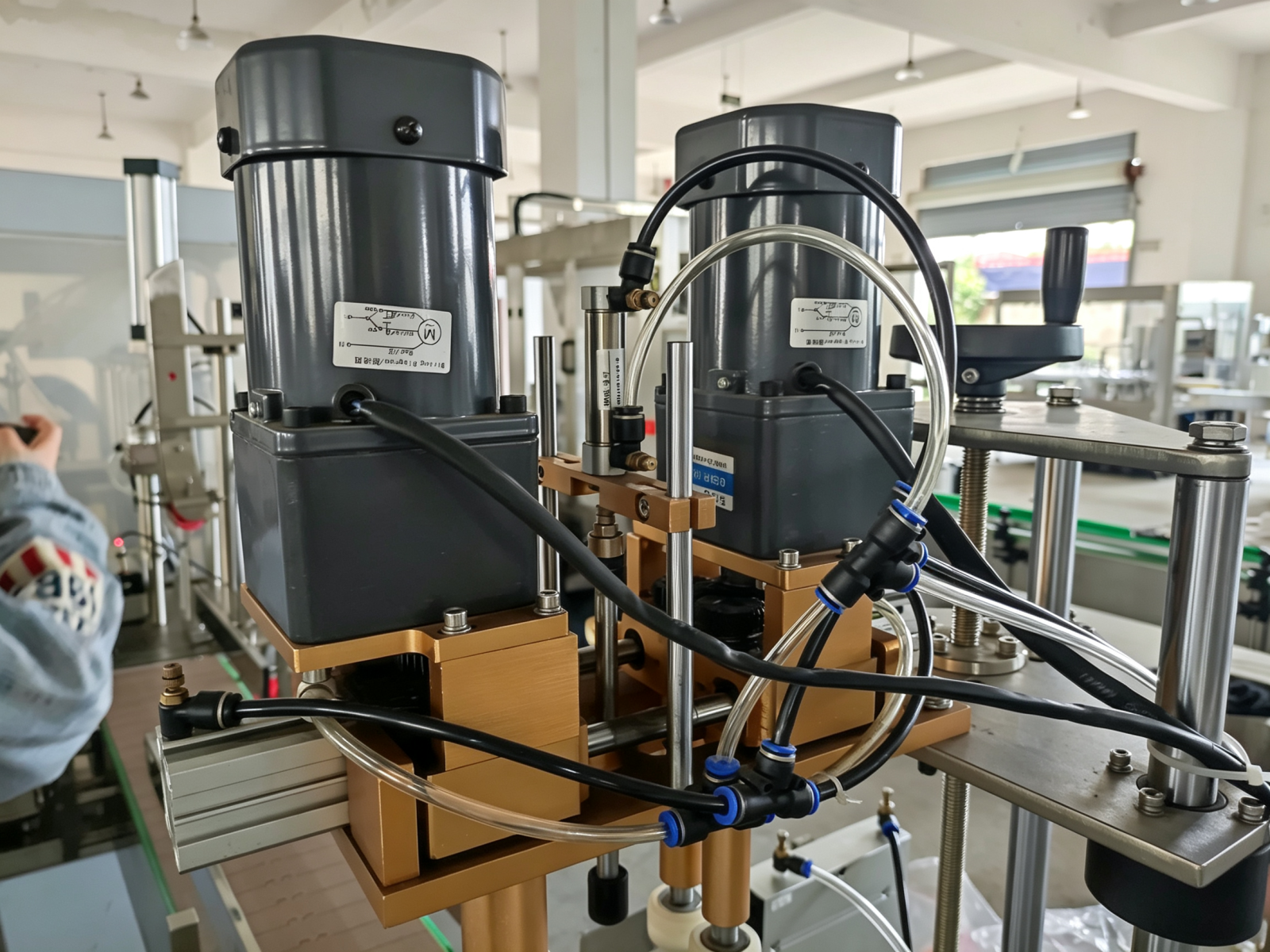 YB-YG8 High Speed 8 Nozzles Automatic Laundry Detergent Filling Machine for Large Container Buckets 1kg Linear Liquid Filler