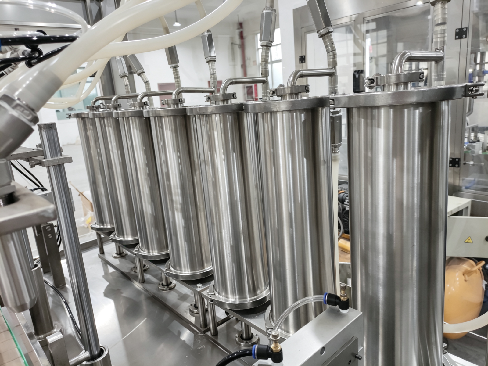 YB-YG8 High Speed 8 Nozzles Automatic Laundry Detergent Filling Machine for Large Container Buckets 1kg Linear Liquid Filler