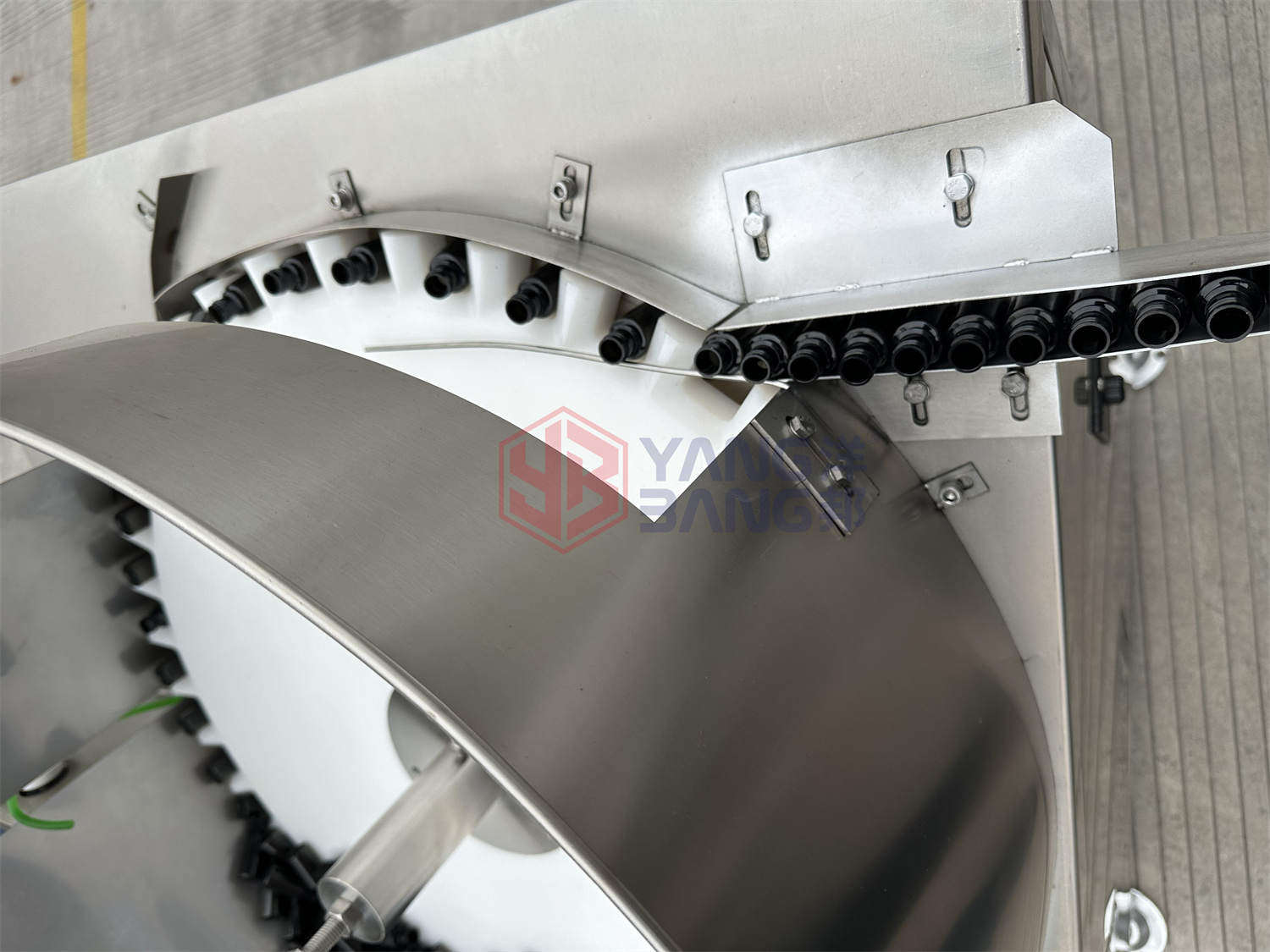 YB-LPA Automatic Bottle Unscrambler Plastic Bottle Sorting Machine Round Bottle Turn Rotary Accumulation Table