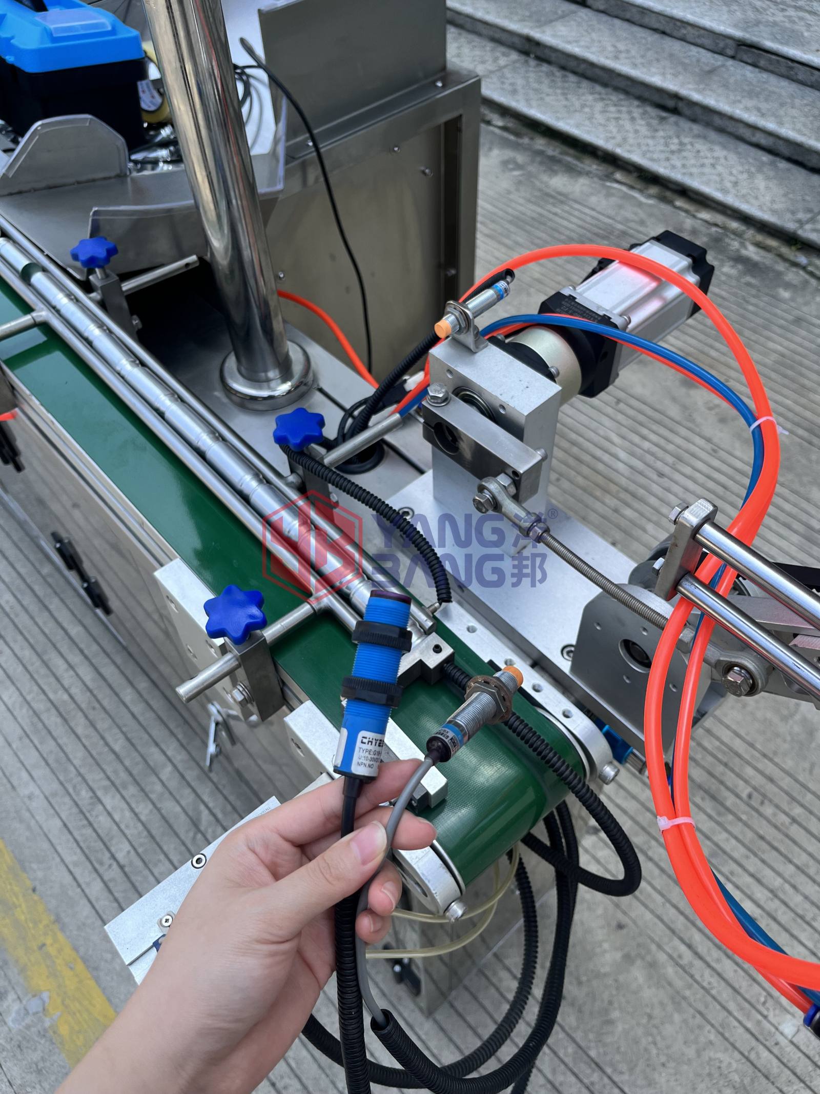 YB-LPC Automatic Rotary Bottle Unscrambling Machine with Push Plate Sorting System for Various Plastic Bottles Feeder