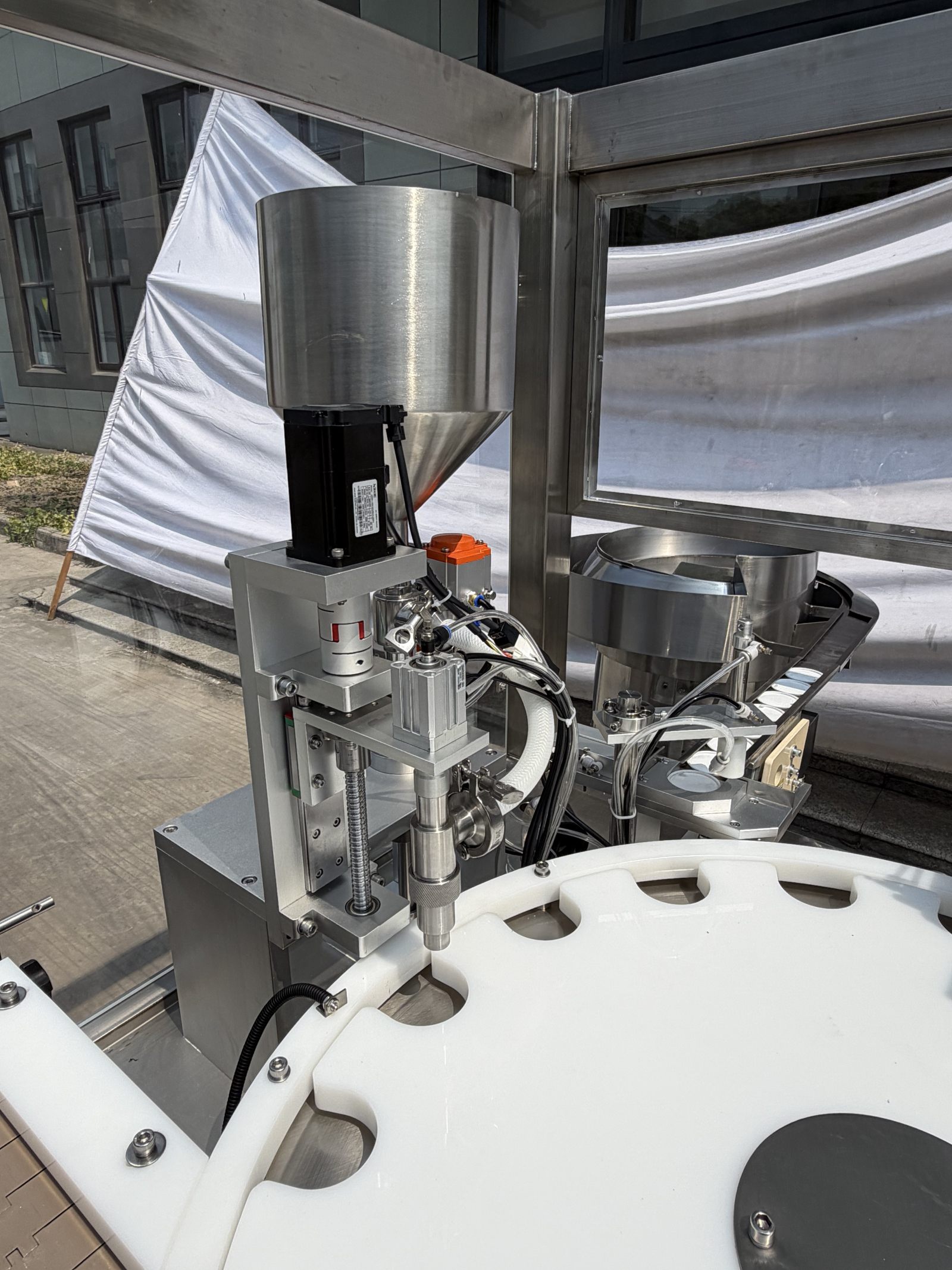 YB-J1B Automatic Single Head Screw Capping Machine For Face Cream Lotion Cosmetic Bottle Lid Tightening Equipment
