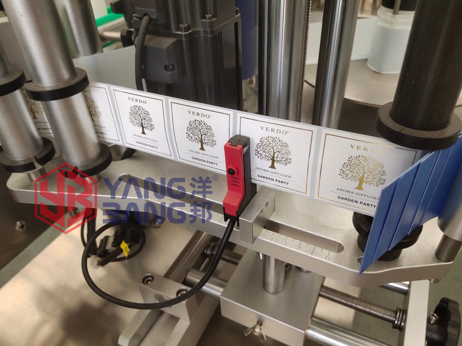 YB-LT80 Automatic Label Applicator Easy Size Changeover for Different Containers Adjustable Position Labeler for Packaging Line
