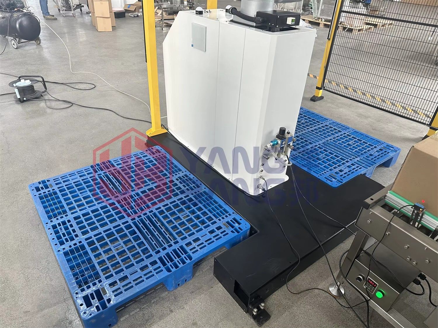 YB-MD35F Automatic Cobot Equipment Heavy Plastic Beverage Beer Crate Stacking Palletizing Machine Used for Production Line