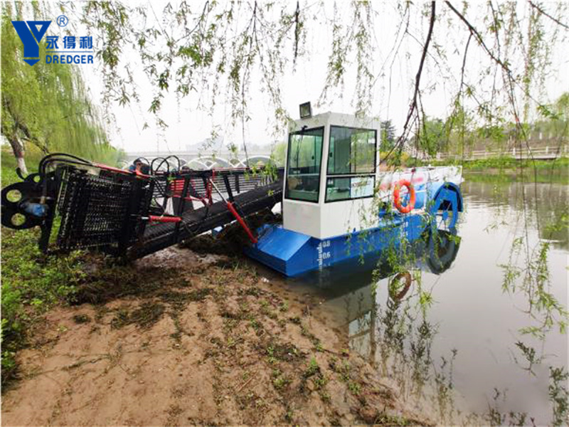 Bateau de nettoyage