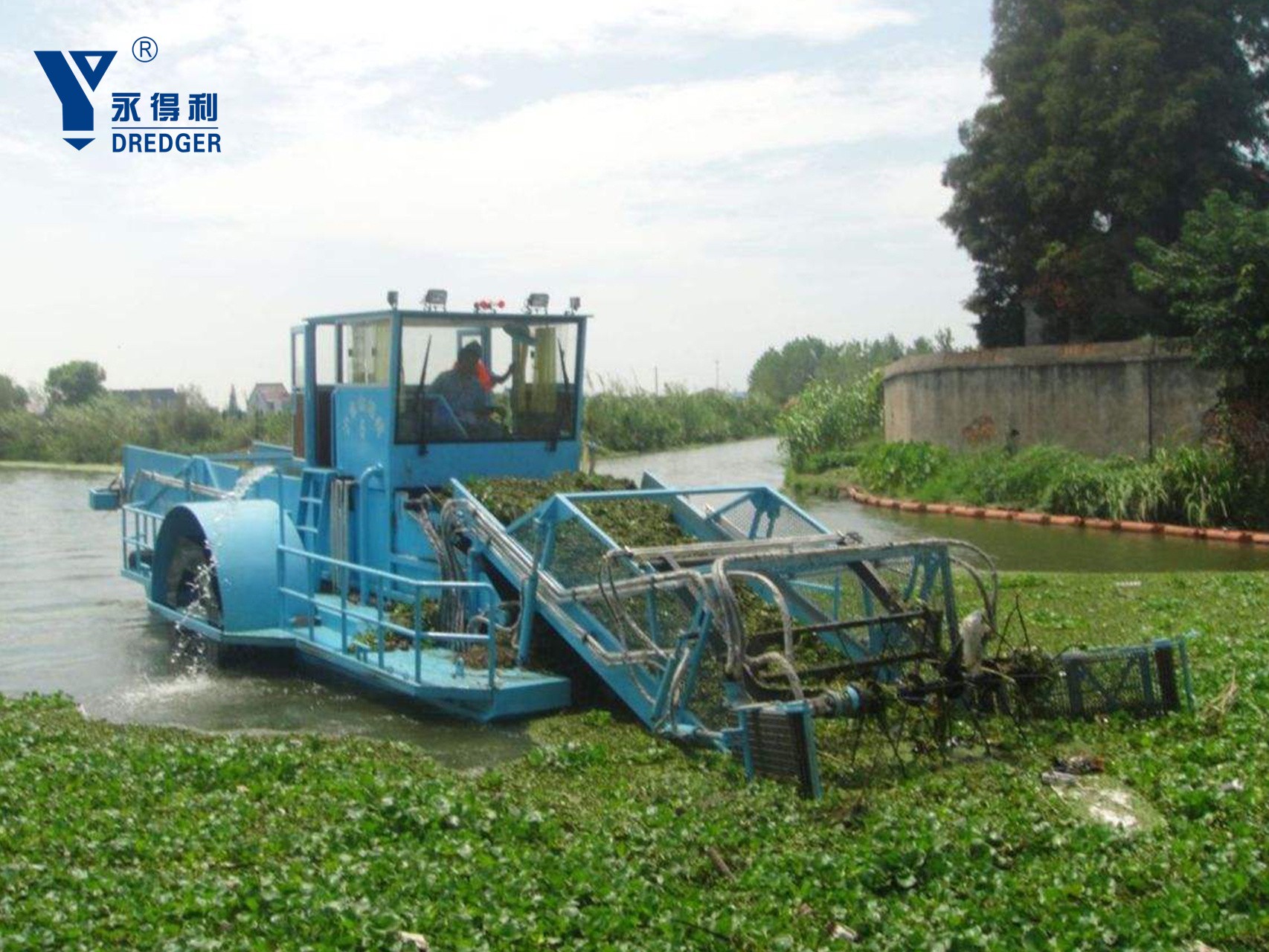 Moissonneuse de mauvaises herbes aquatiques