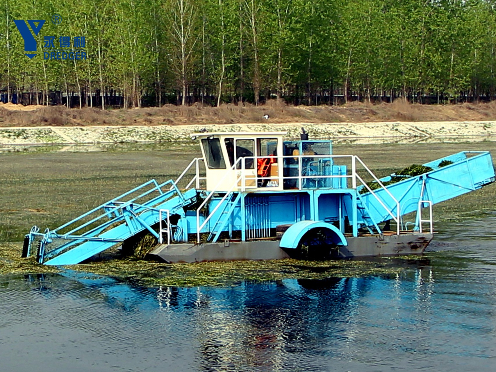 Moissonneuse de mauvaises herbes aquatiques