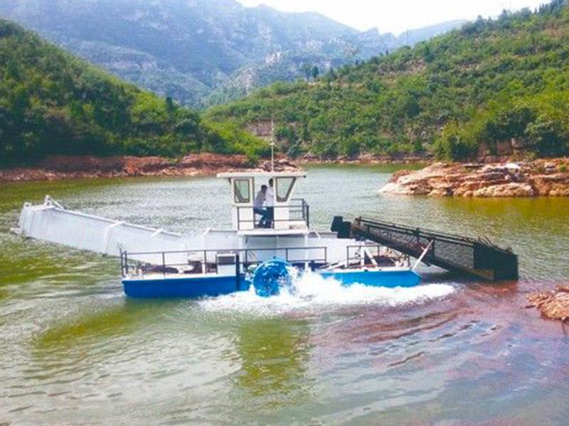 Bateau de nettoyage