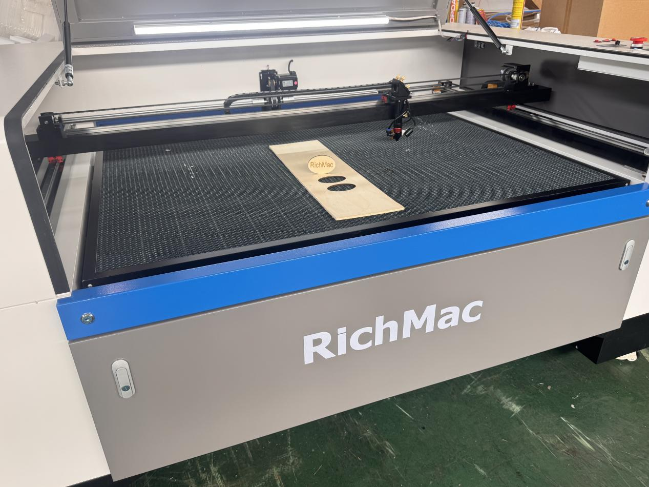 Machines laser CO2 dans l'industrie des petits objets artisanaux et des cadeaux