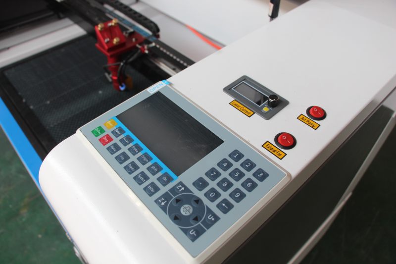 COMMANDE RD DE LA MACHINE DE DÉCOUTURE ET DE GRAVURE AU LASER CO2