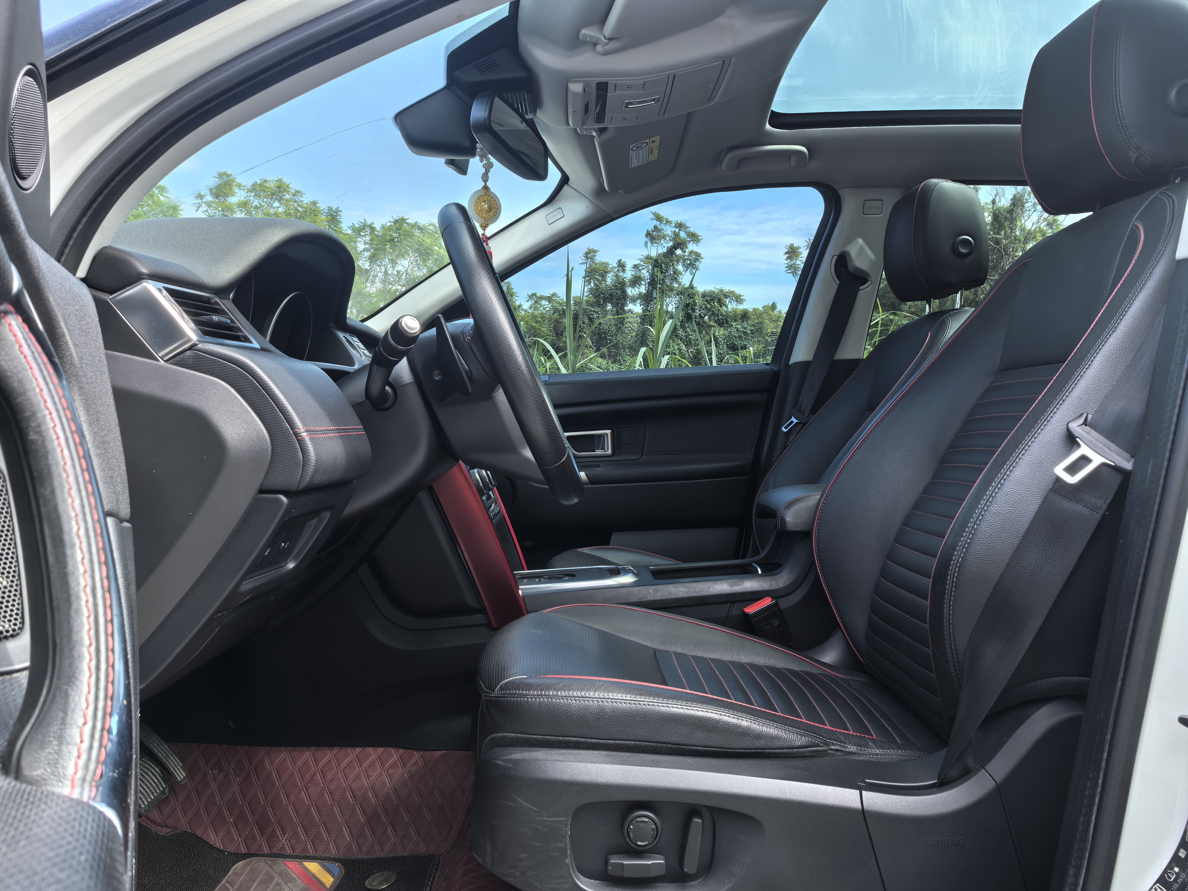 2020-year-old Land Rover Discovery Sport 240PS SE Dynamic Edition