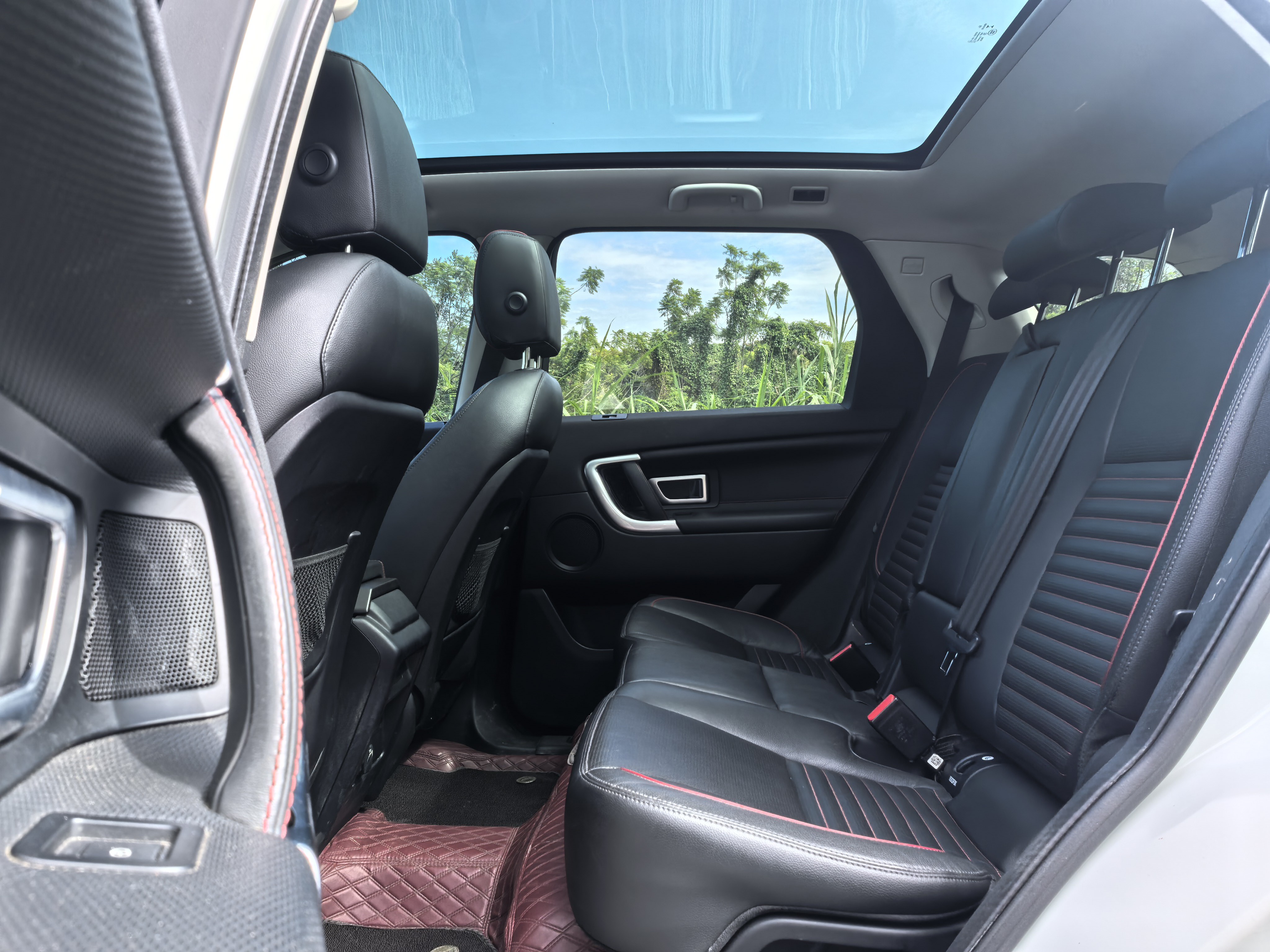 2020-year-old Land Rover Discovery Sport 240PS SE Dynamic Edition