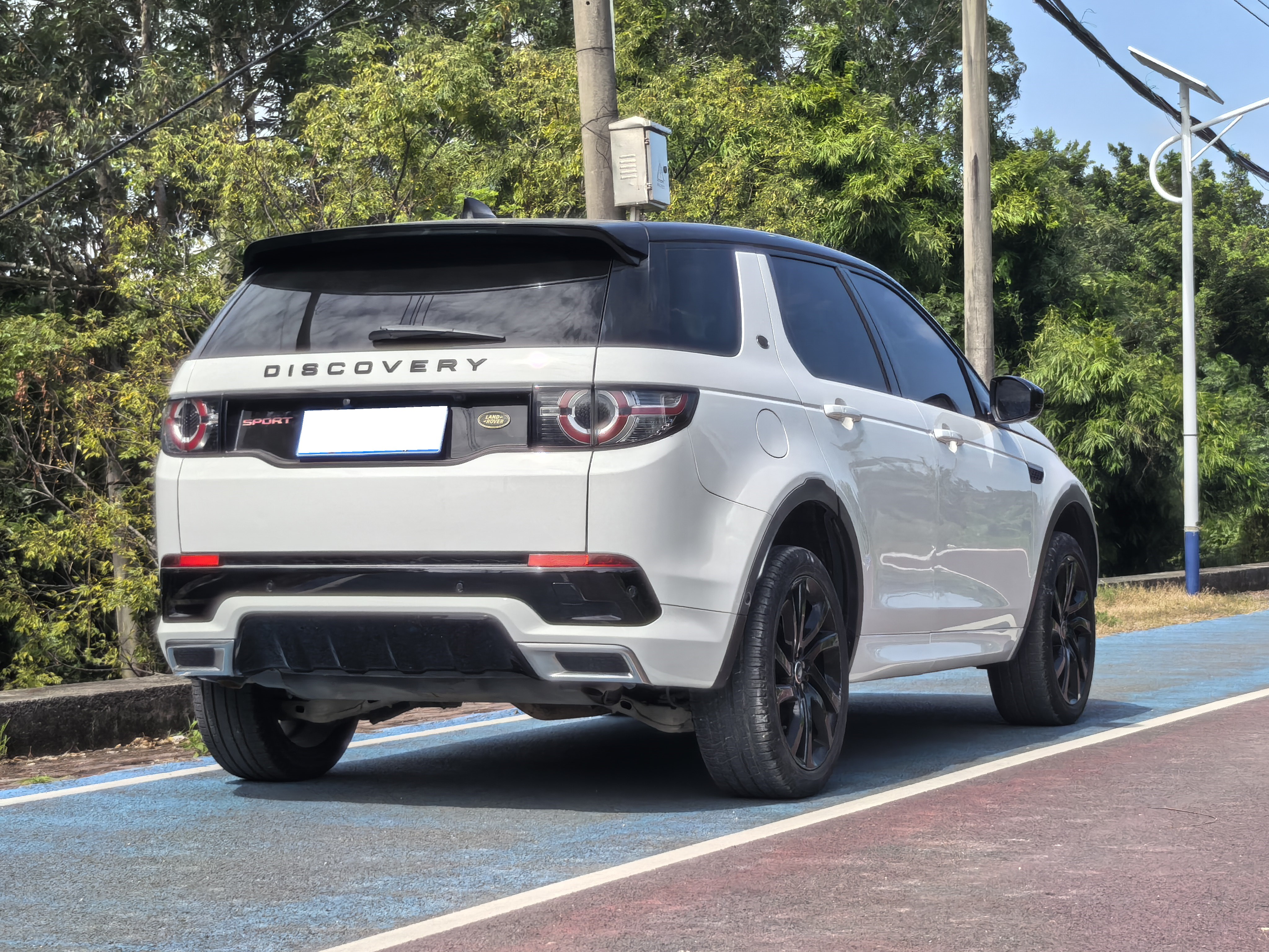 2020-year-old Land Rover Discovery Sport 240PS SE Dynamic Edition