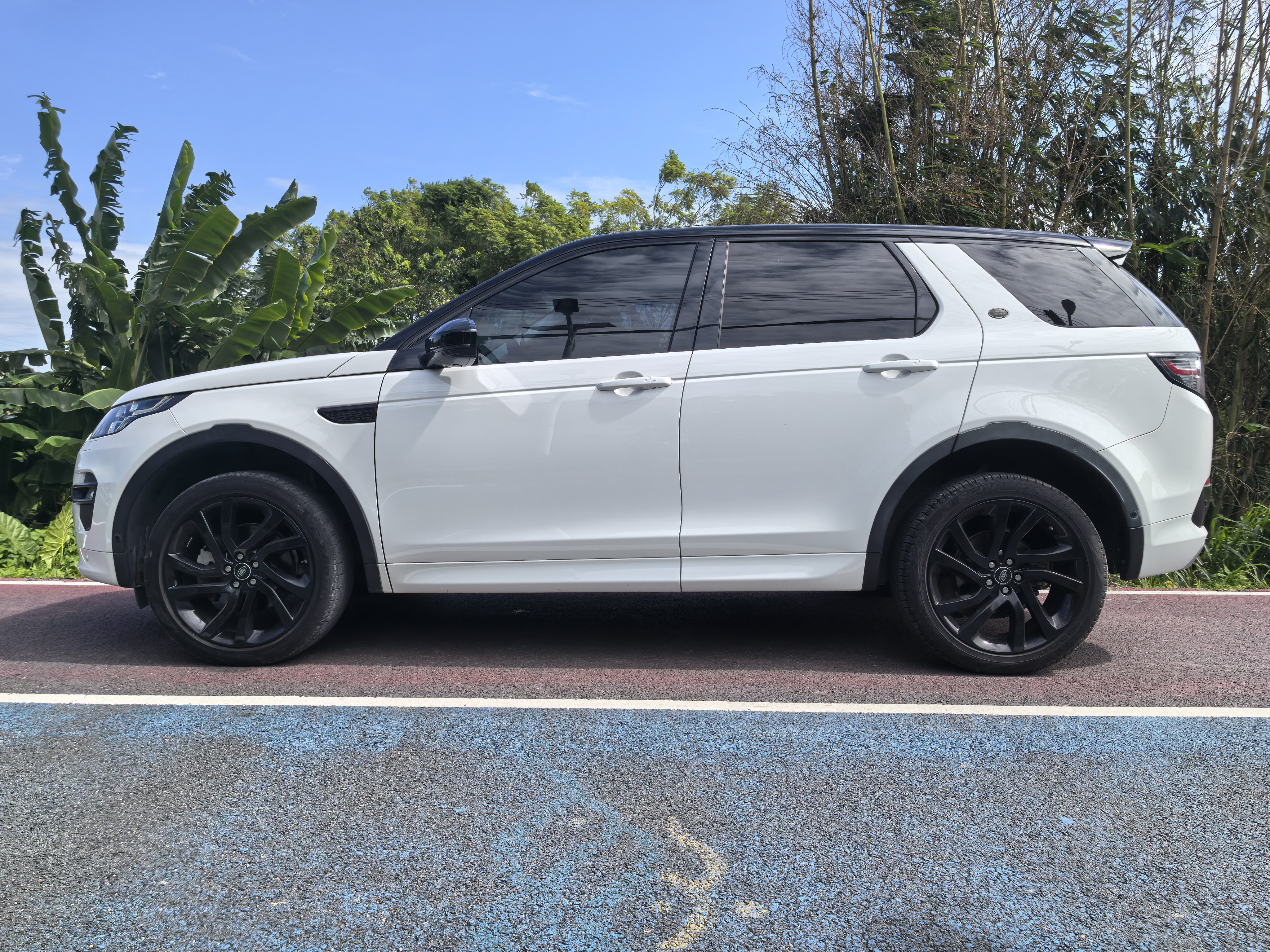 2020-year-old Land Rover Discovery Sport 240PS SE Dynamic Edition