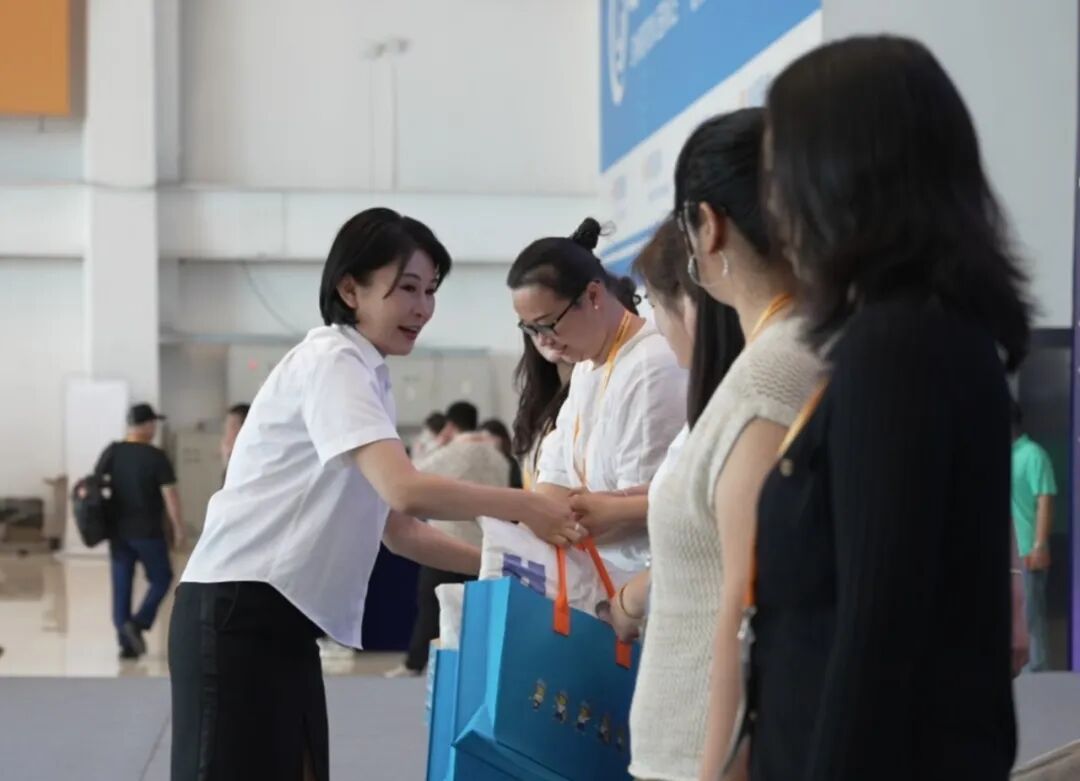 1779674925917356887536144384.gif Huasheng Tire is committed to contributing to society with great love and responsibility.
