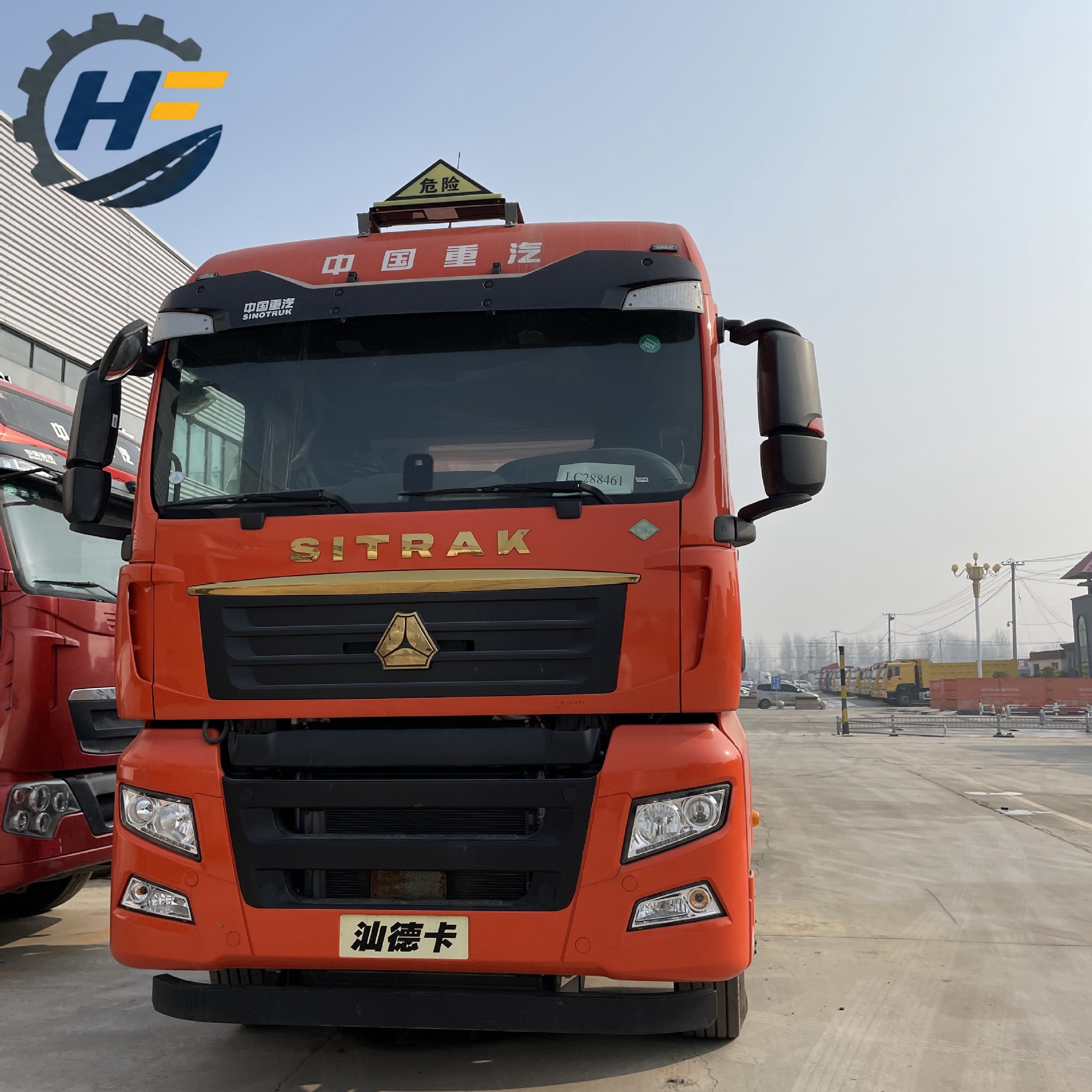 Sinotruk C7H Heavy Truck 440HP 6x4 CNG Tractor